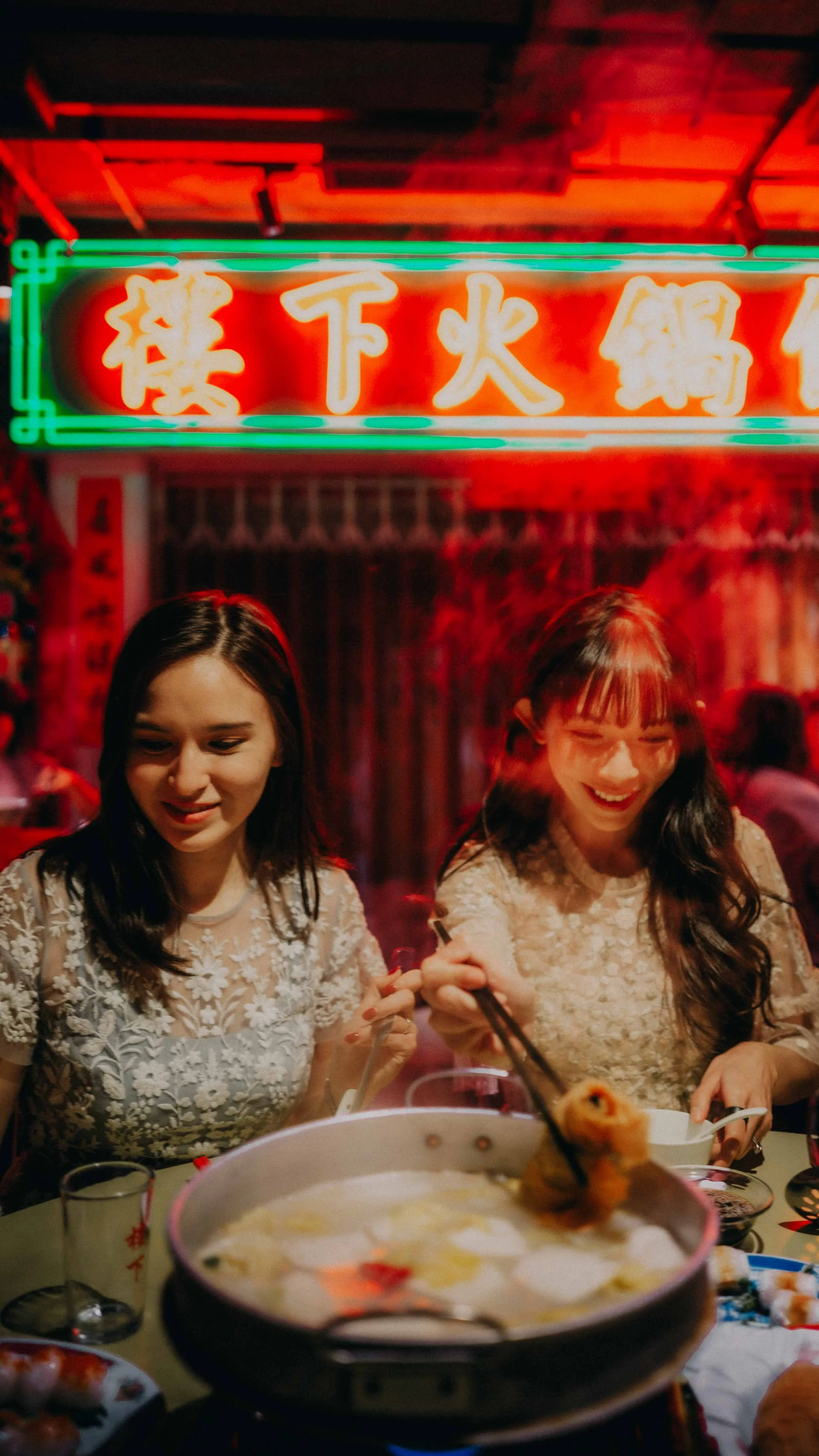 2-hongkong-bestfriend-portrait-causewaybay-lauhaa-hotpot-dinner-leicaq3.jpg