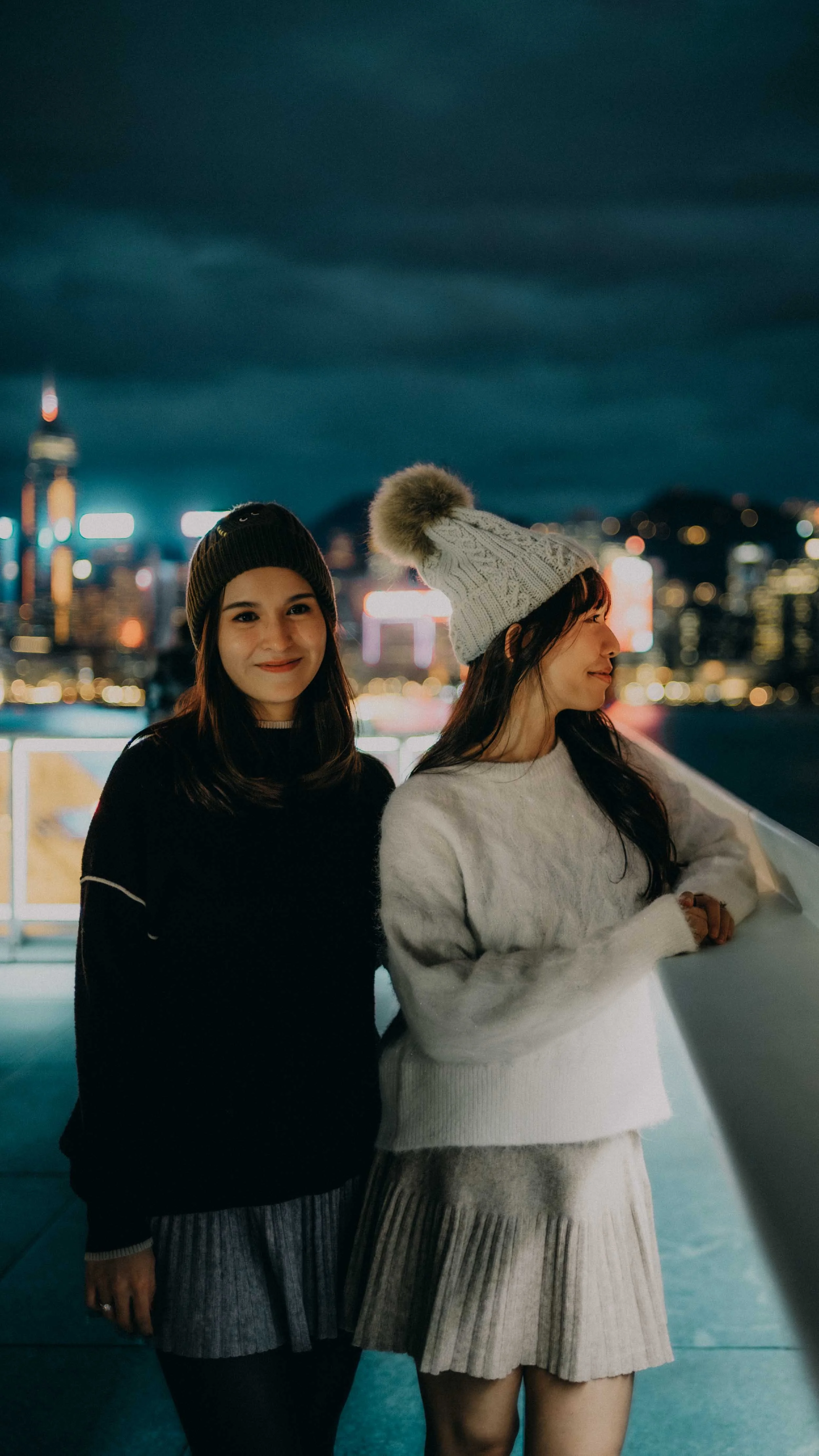 1-hongkong-bestfriend-portrait-victoriaharbour-bluehour-side-by-side-leicam11.jpg