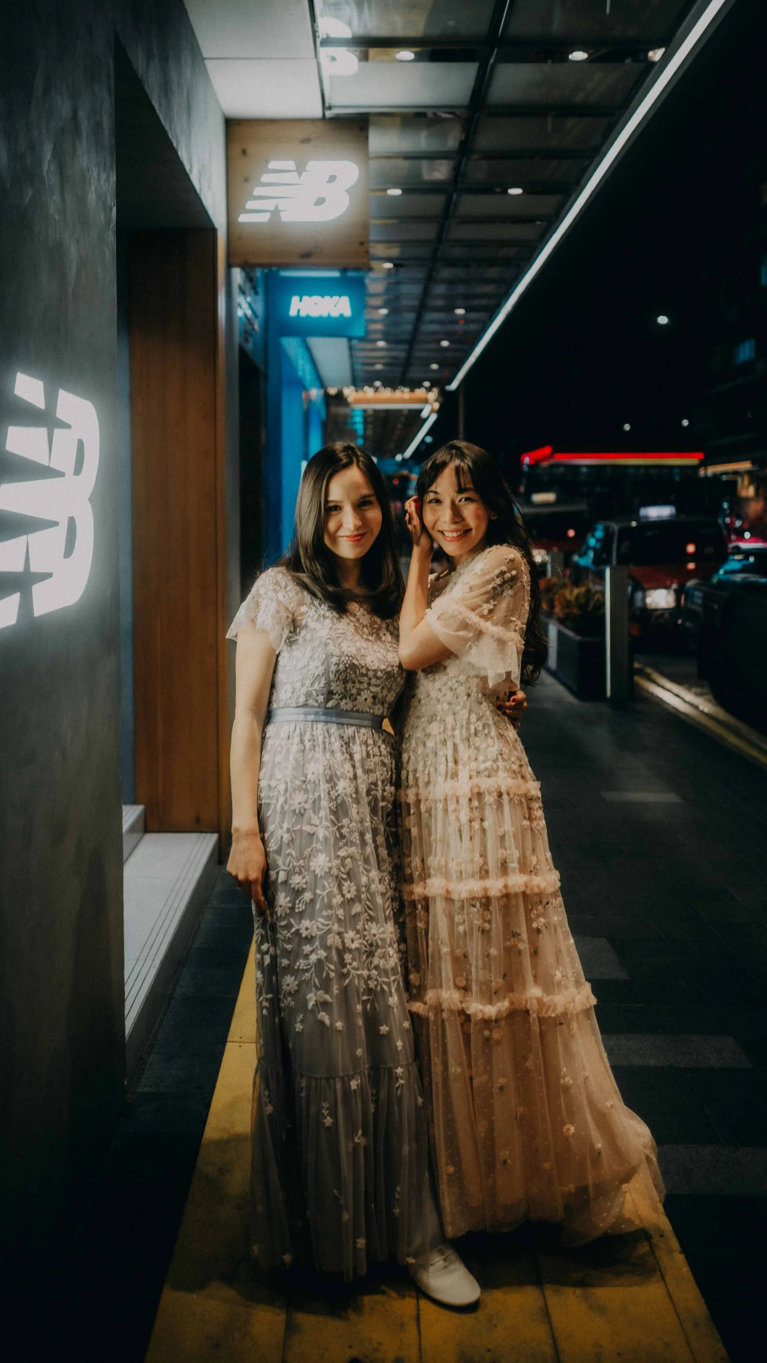 3-hongkong-bestfriend-portrait-causewaybay-newbalance-evening-dresses-leicaq3.jpg
