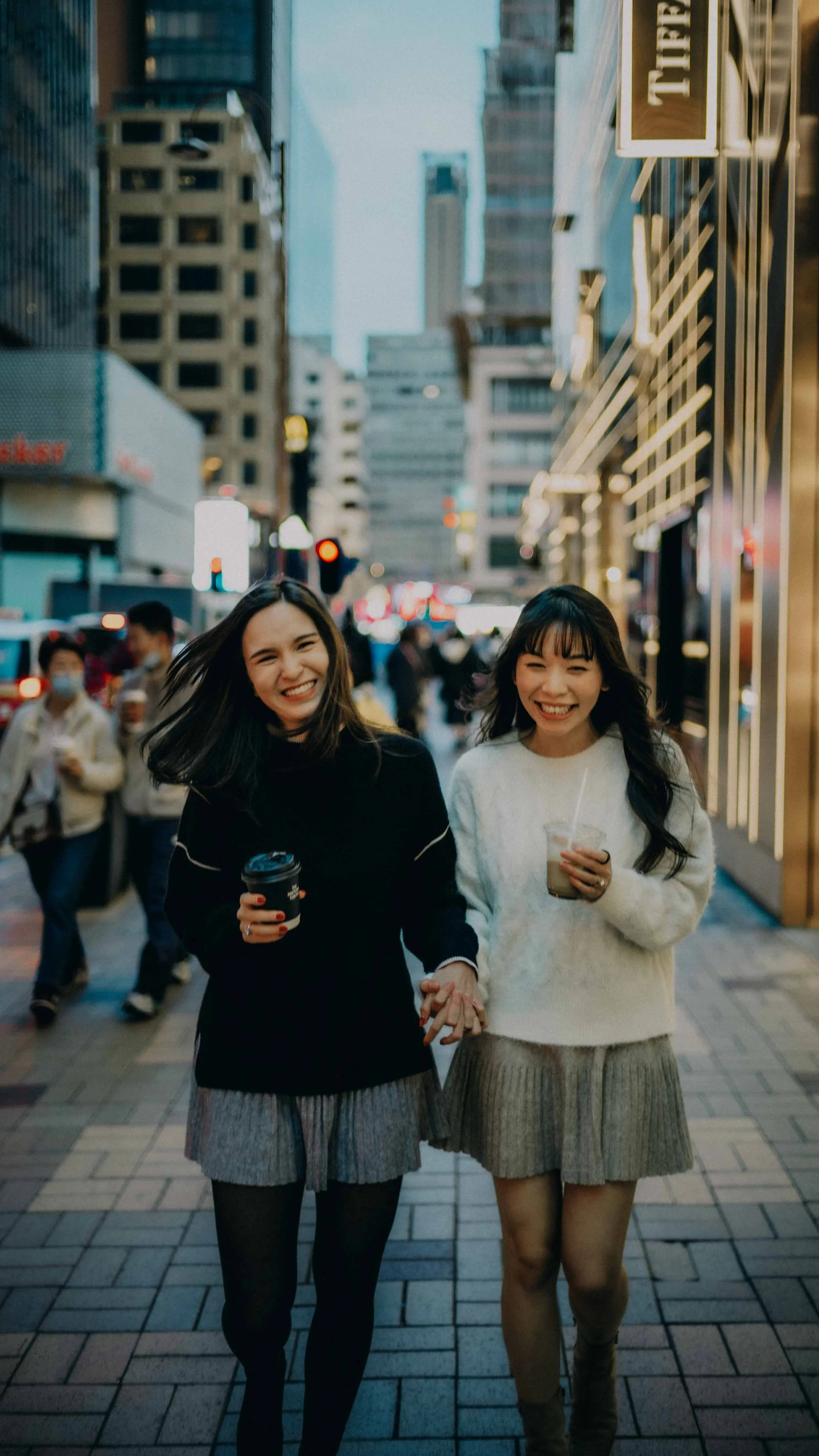 4-hongkong-bestfriend-portrait-tsimshatsui-handholding-street-walk-leicam11.jpg