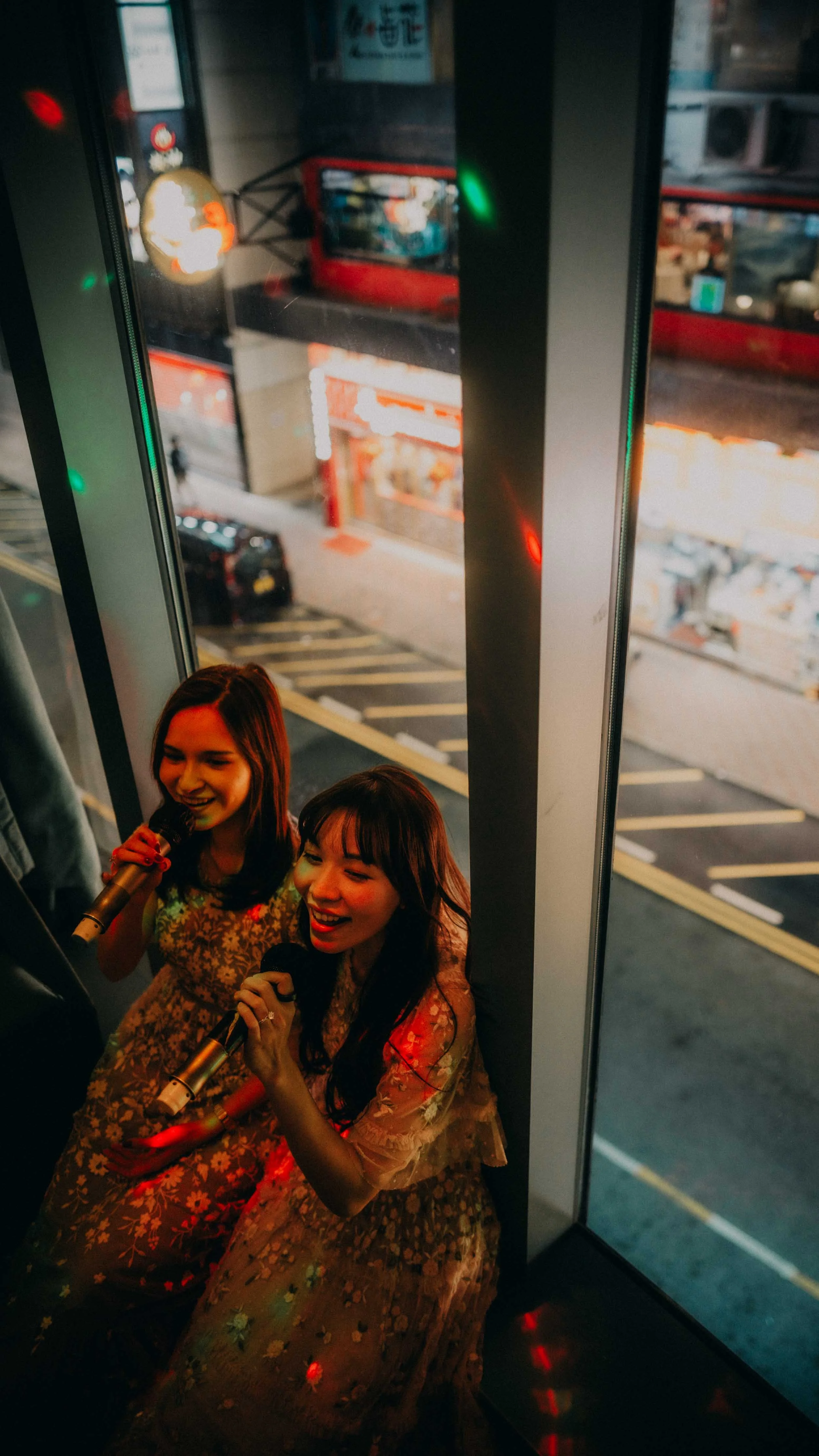 5-hongkong-bestfriend-portrait-causewaybay-karaoke-window-singing-leicaq3.jpg