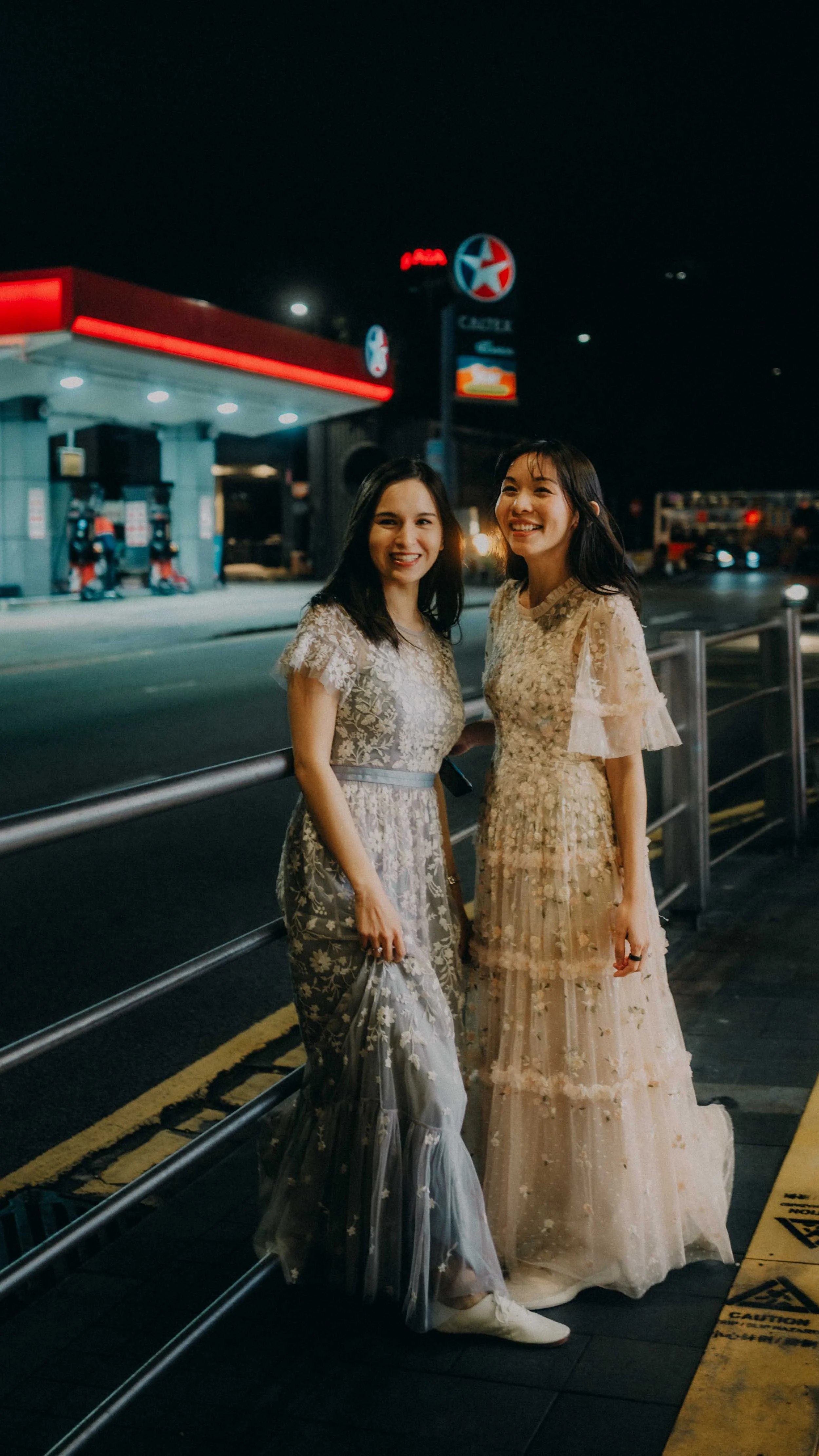 6-hongkong-bestfriend-portrait-causewaybay-caltex-night-street-leicaq3.jpg
