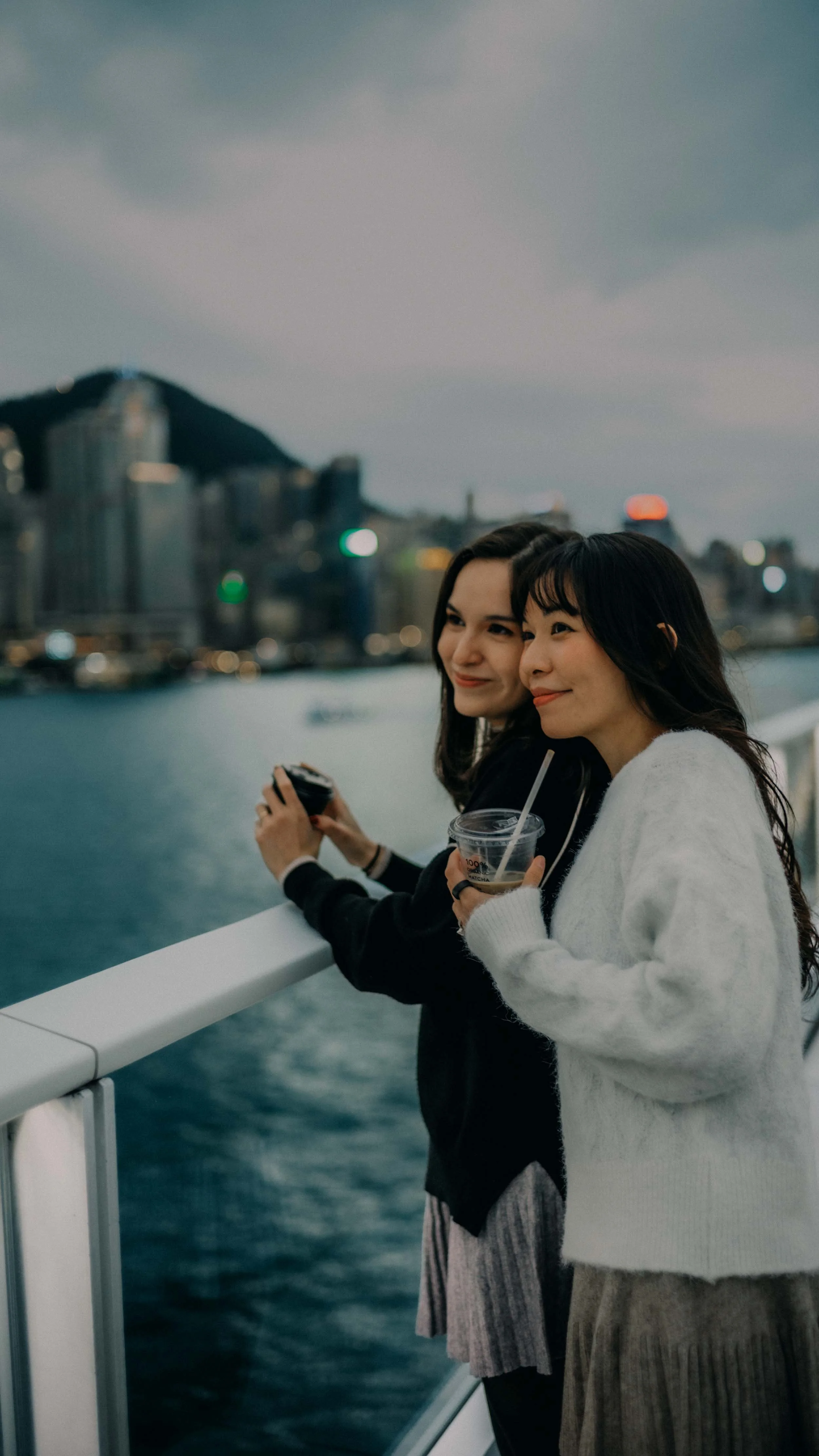 7-hongkong-bestfriend-portrait-victoriaharbour-railing-matcha-drinks-leicam11.jpg