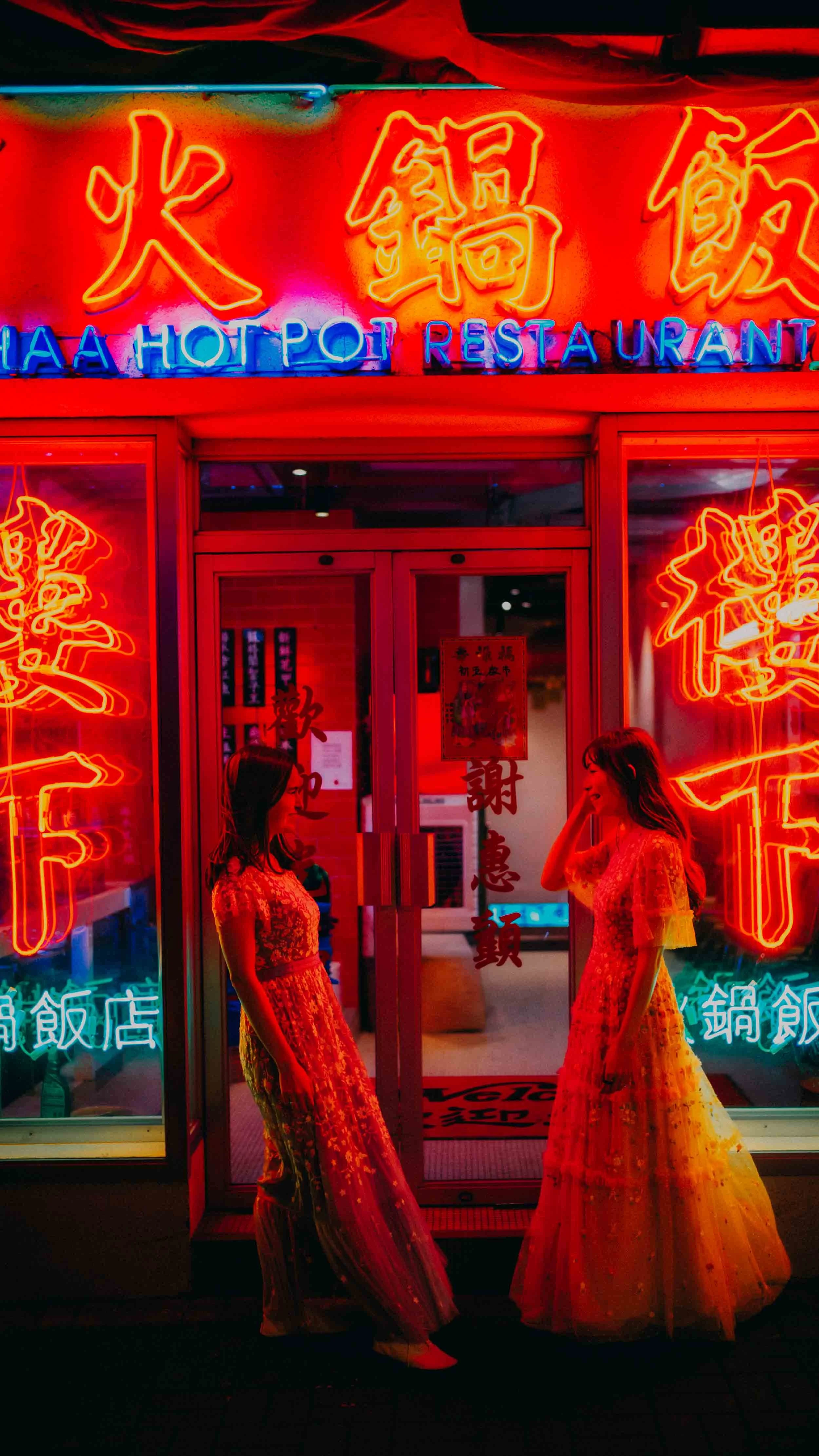 8-hongkong-bestfriend-portrait-causewaybay-lauhaa-neon-entrance-leicam11.jpg