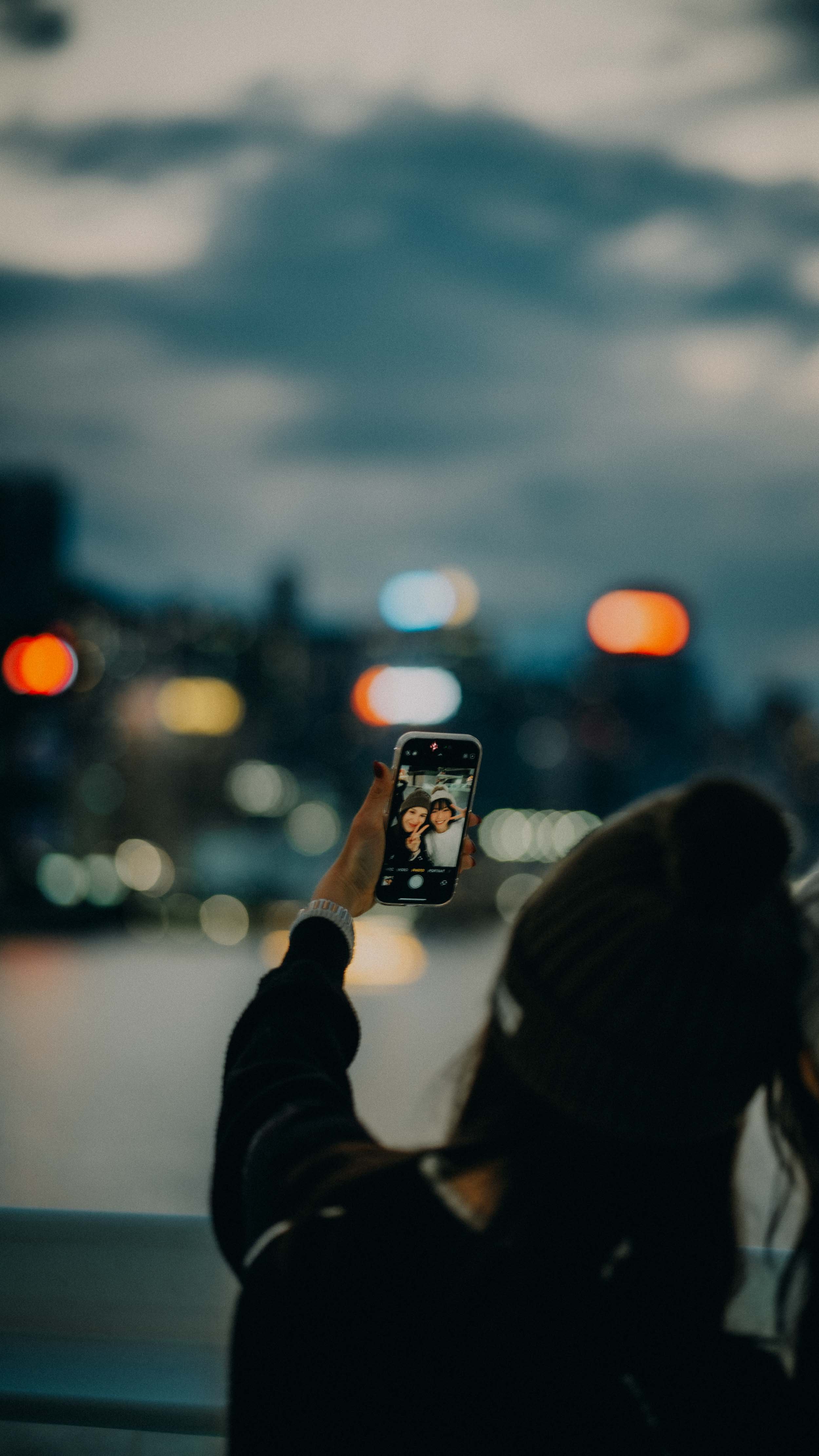 9-hongkong-bestfriend-portrait-victoriaharbour-phone-selfie-leicasl2.jpg
