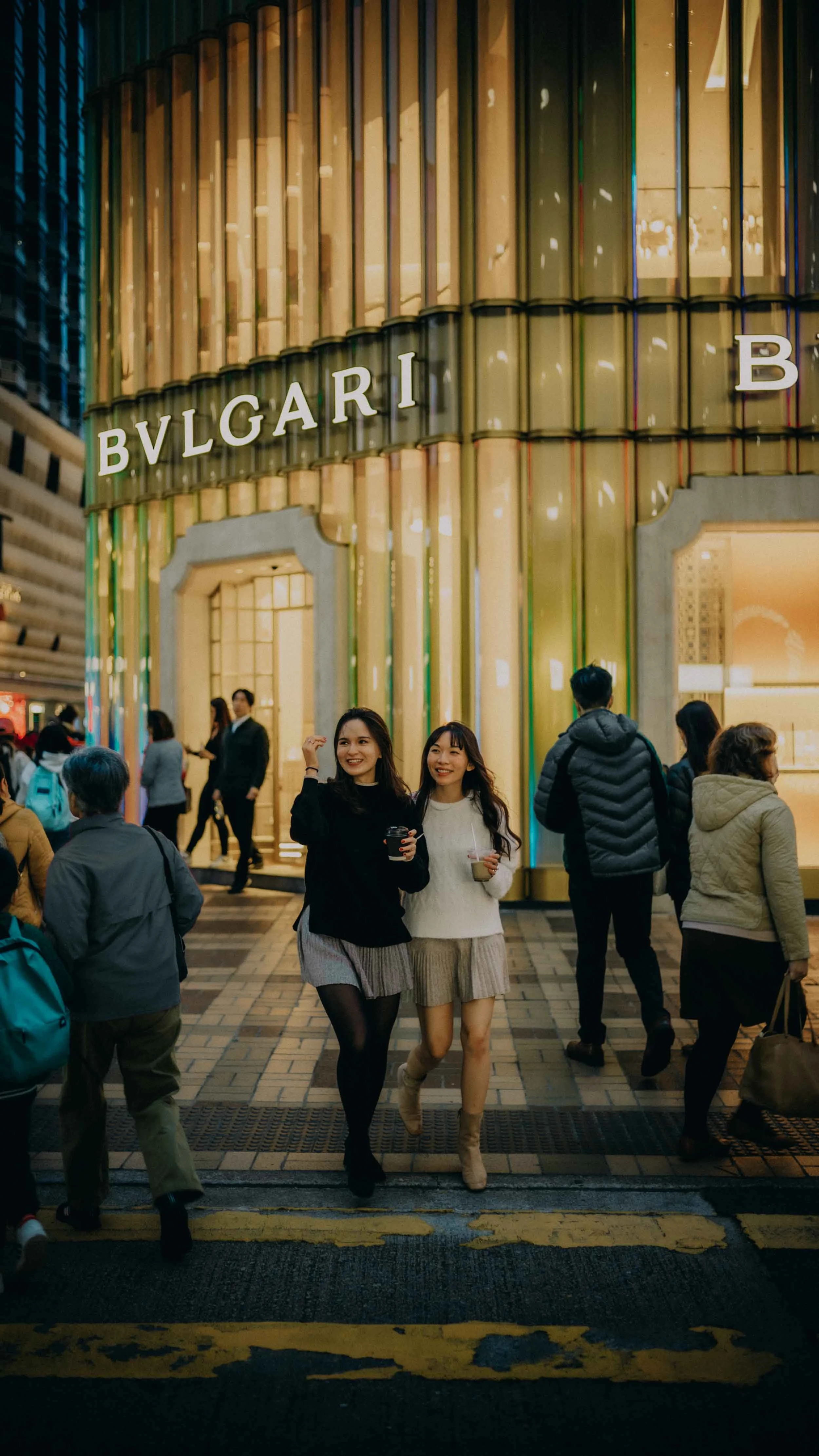 10-hongkong-bestfriend-portrait-tsimshatsui-bulgari-crosswalk-leicam11.jpg