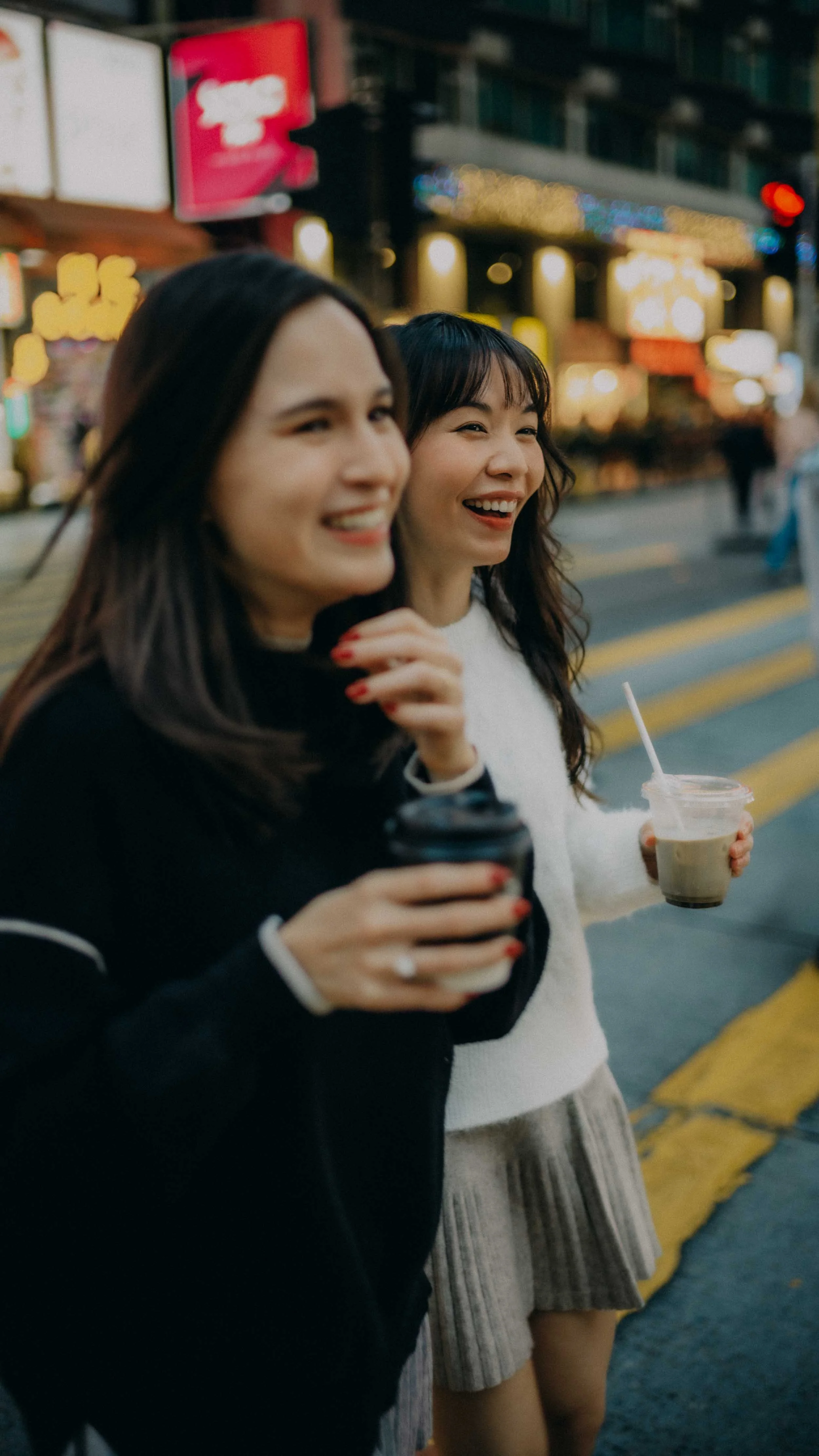 11-hongkong-bestfriend-portrait-tsimshatsui-street-laughter-drinks-leicam11.jpg