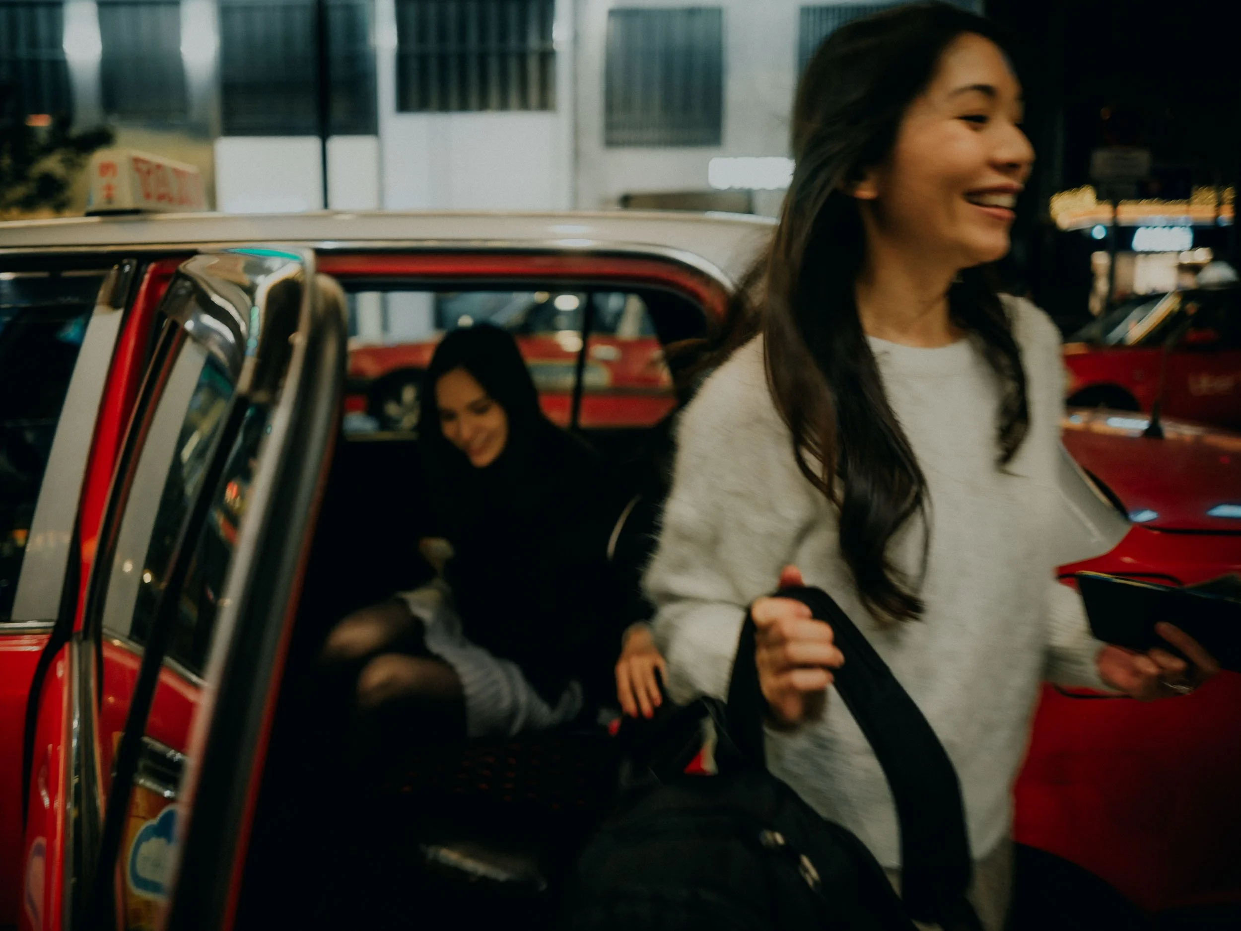 13-hongkong-bestfriend-portrait-causewaybay-redtaxi-open-door-leicaq3.jpg