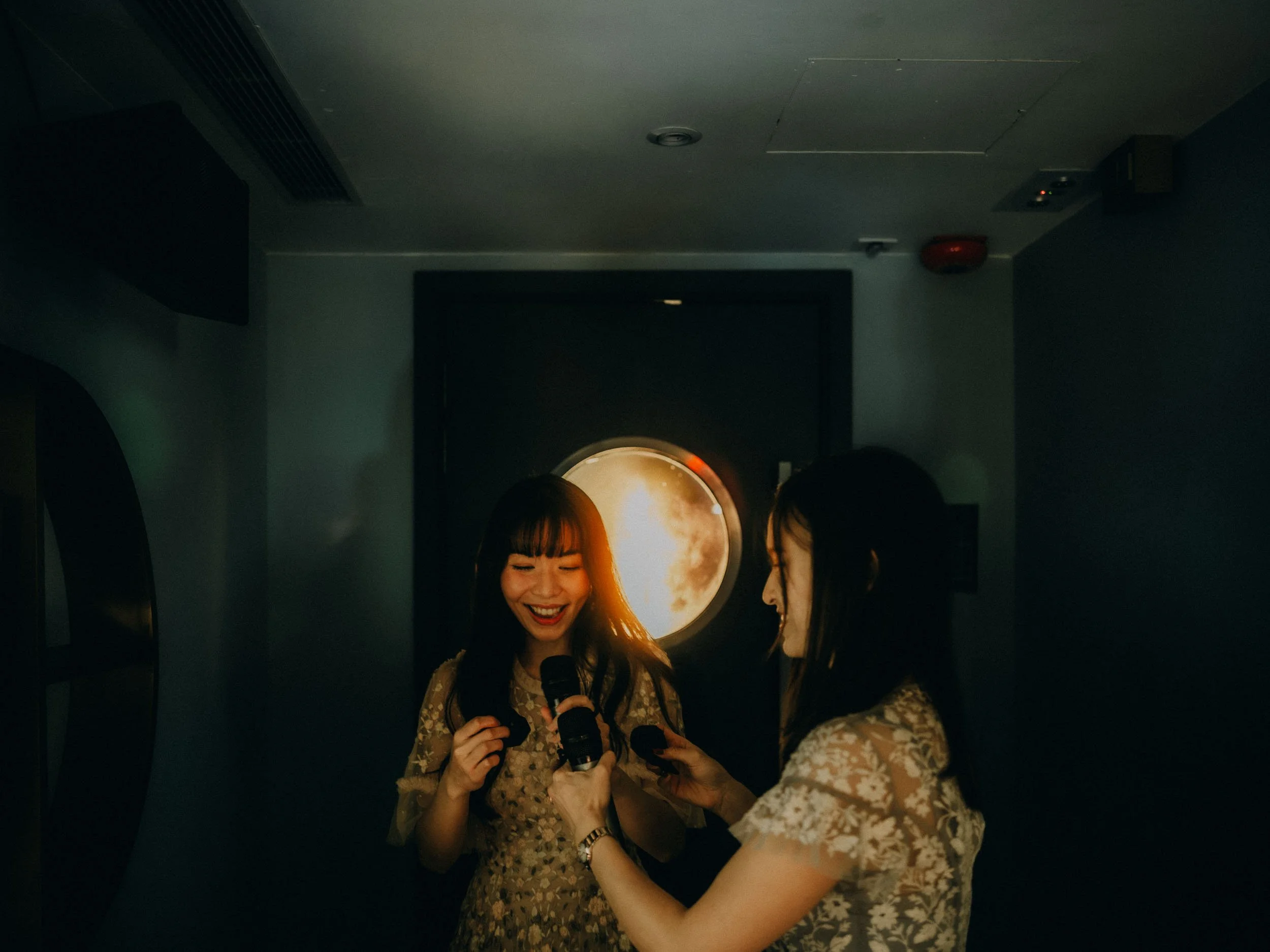14-hongkong-bestfriend-portrait-causewaybay-karaoke-microphones-laughter-leicaq3.jpg