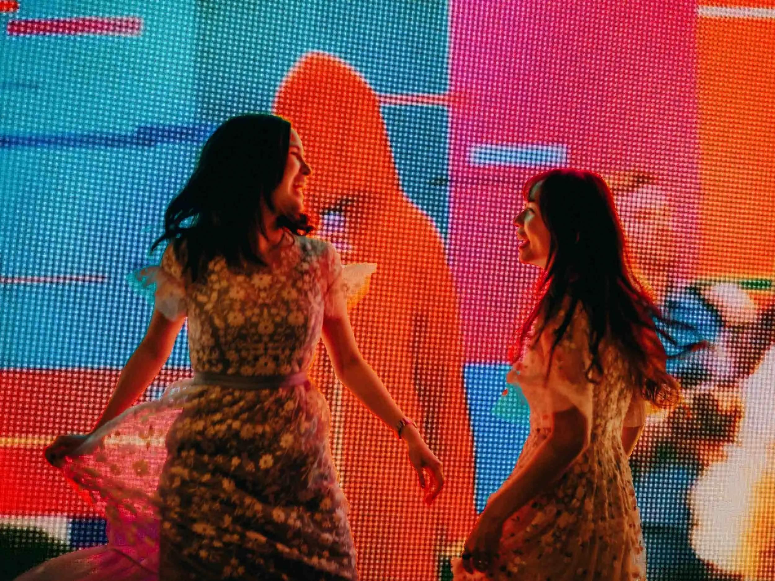 15-hongkong-bestfriend-portrait-causewaybay-karaoke-colourful-screen-leicam11.jpg