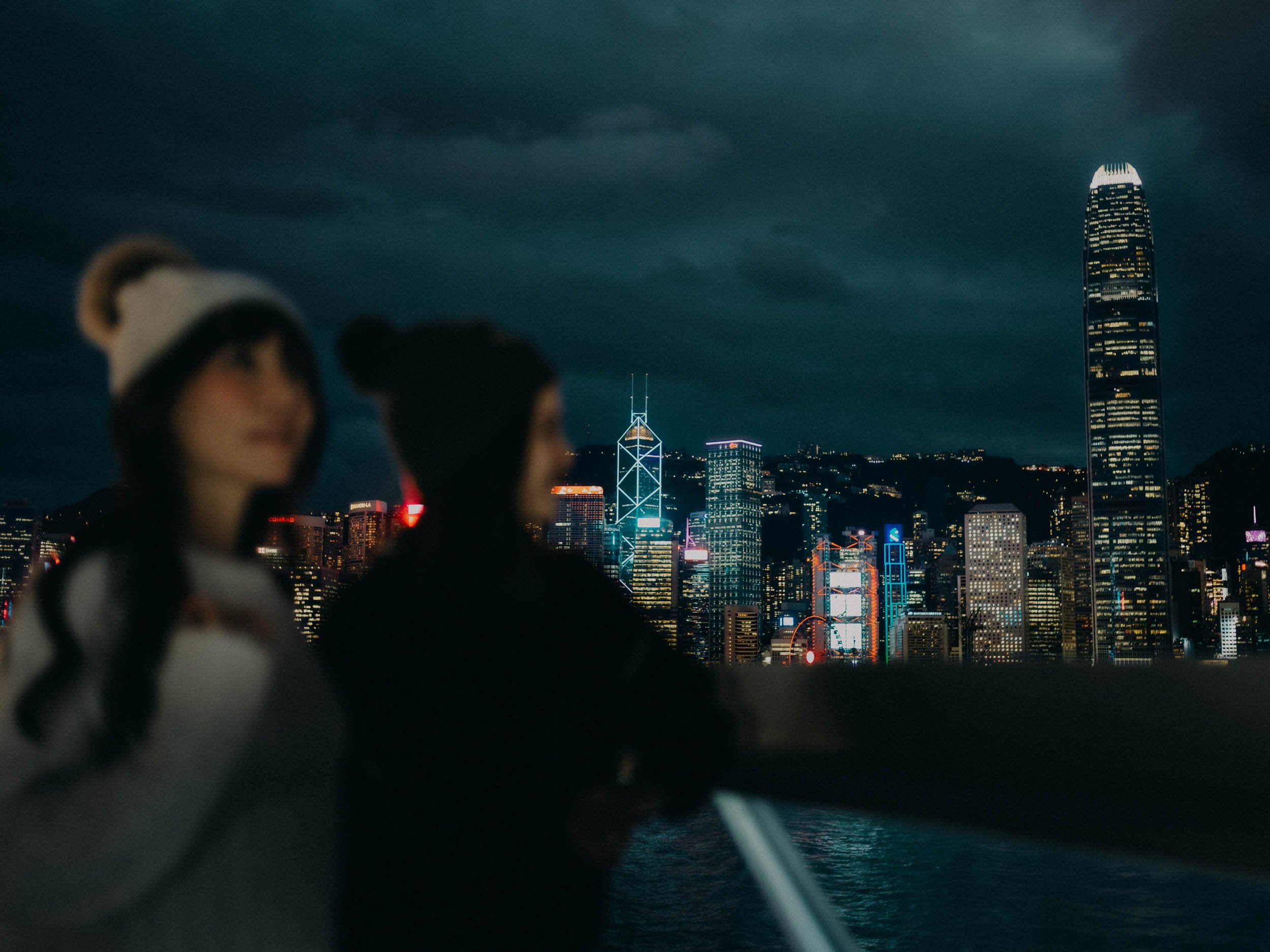 16-hongkong-bestfriend-portrait-victoriaharbour-night-skyline-foreground-blur-leicam11.jpg