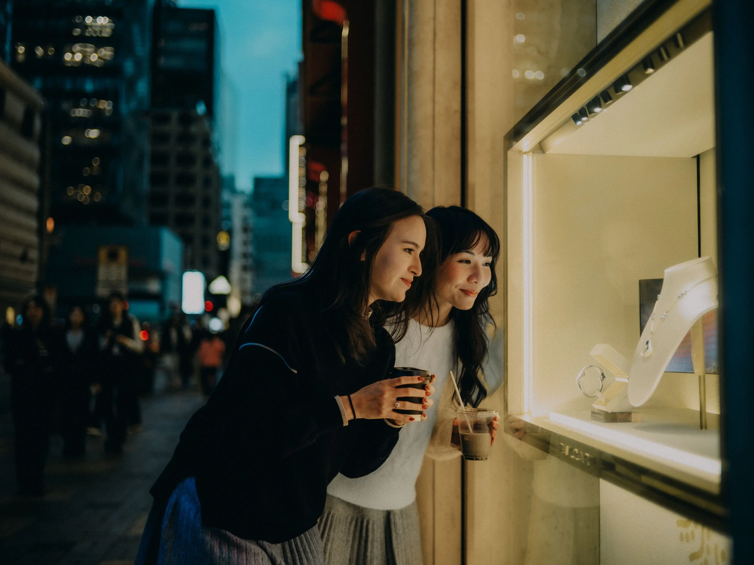 18-hongkong-bestfriend-portrait-tsimshatsui-jewellery-window-shopping-leicam11.jpg