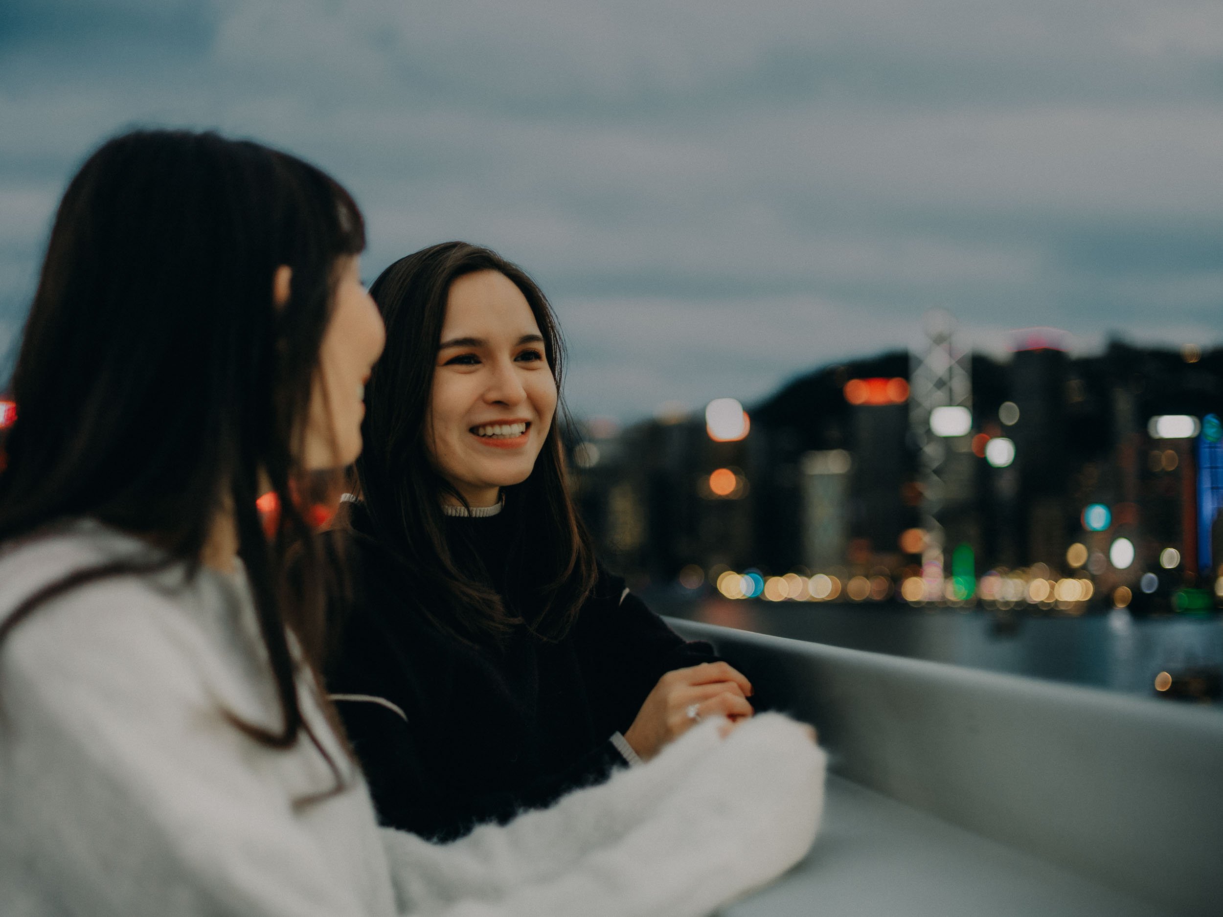 17-hongkong-bestfriend-portrait-victoriaharbour-railing-shared-smiles-leicam11.jpg
