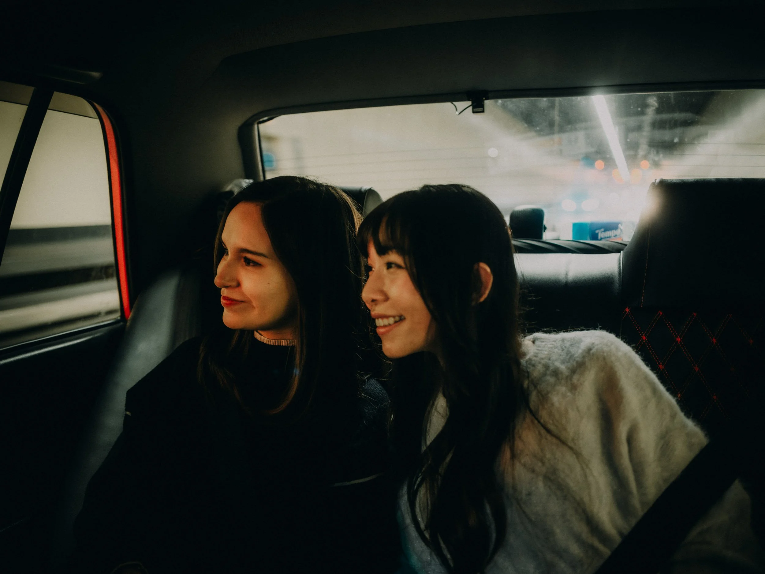 19-hongkong-bestfriend-portrait-kowloon-taxi-backseat-smiles-leicaq3.jpg