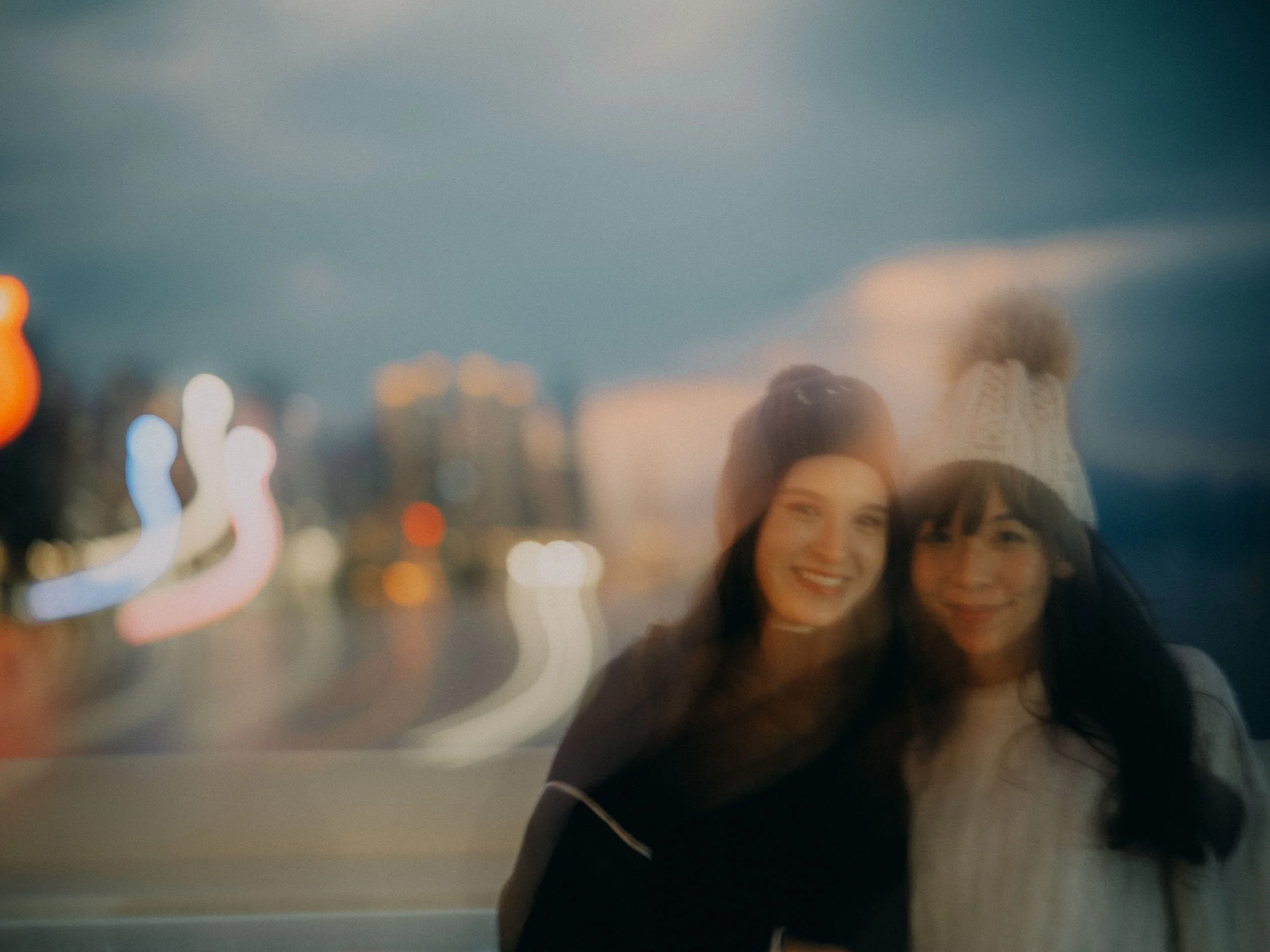 21-hongkong-bestfriend-portrait-victoriaharbour-motion-blur-citylights-leicasl2.jpg