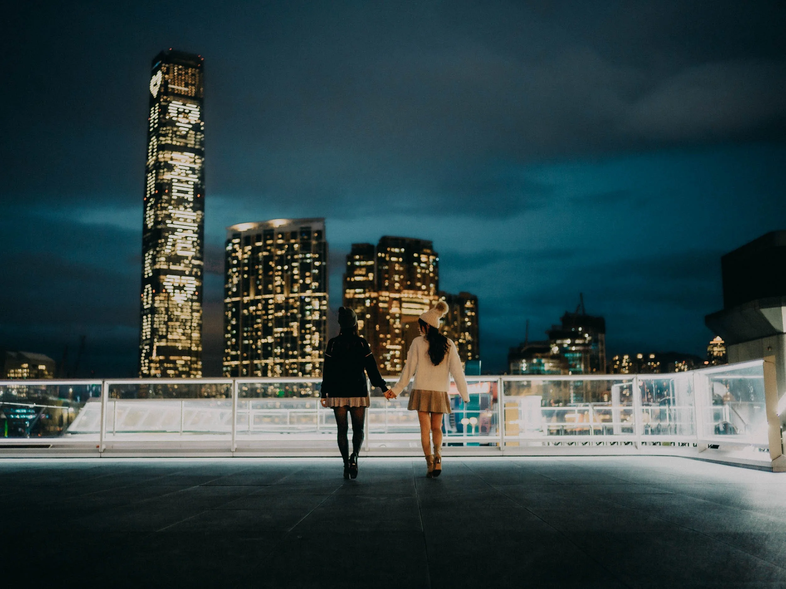 22-hongkong-bestfriend-portrait-victoriaharbour-handholding-night-walk-leicam11.jpg