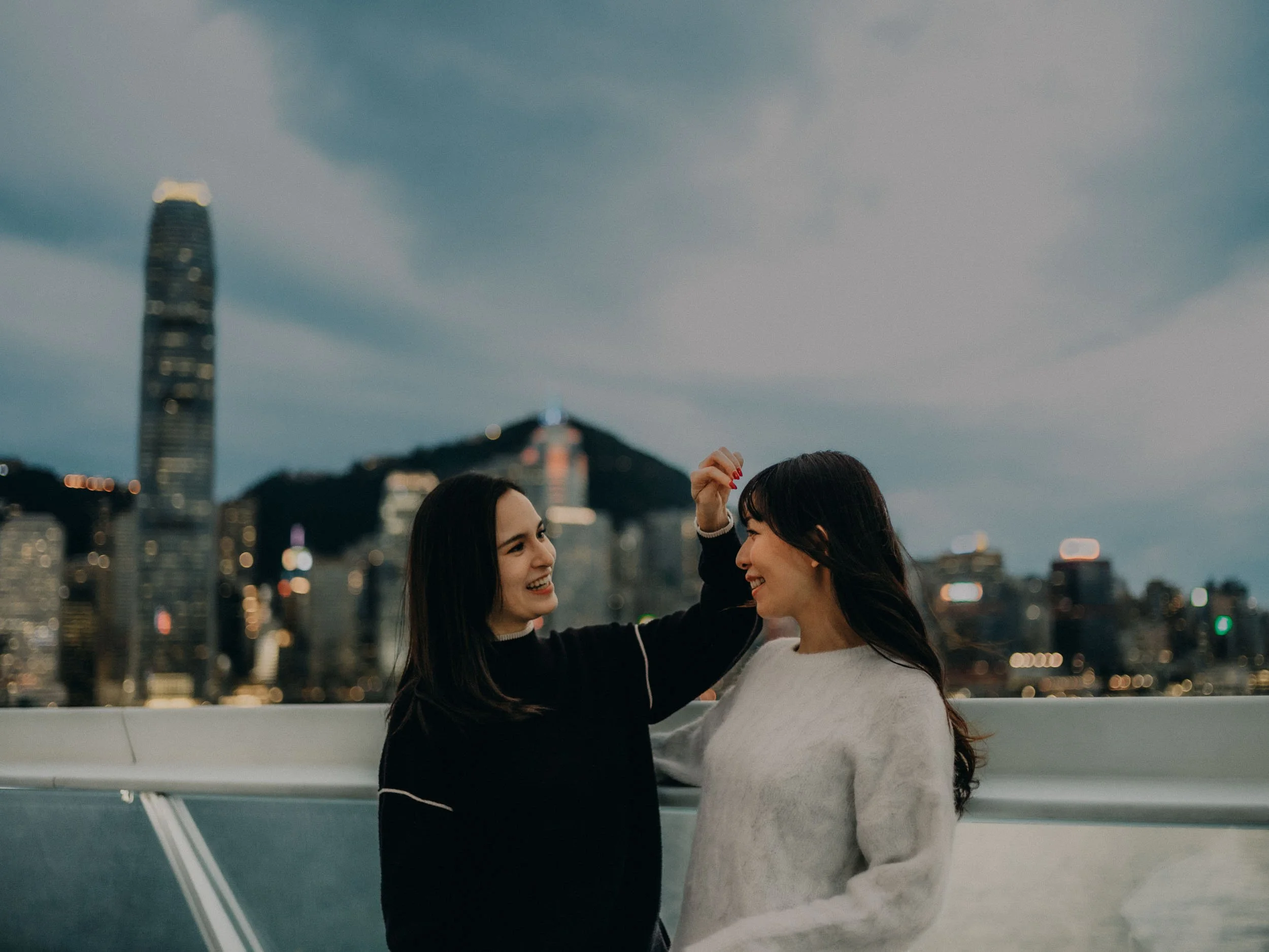 23-hongkong-bestfriend-portrait-victoriaharbour-hair-adjustment-leicam11.jpg