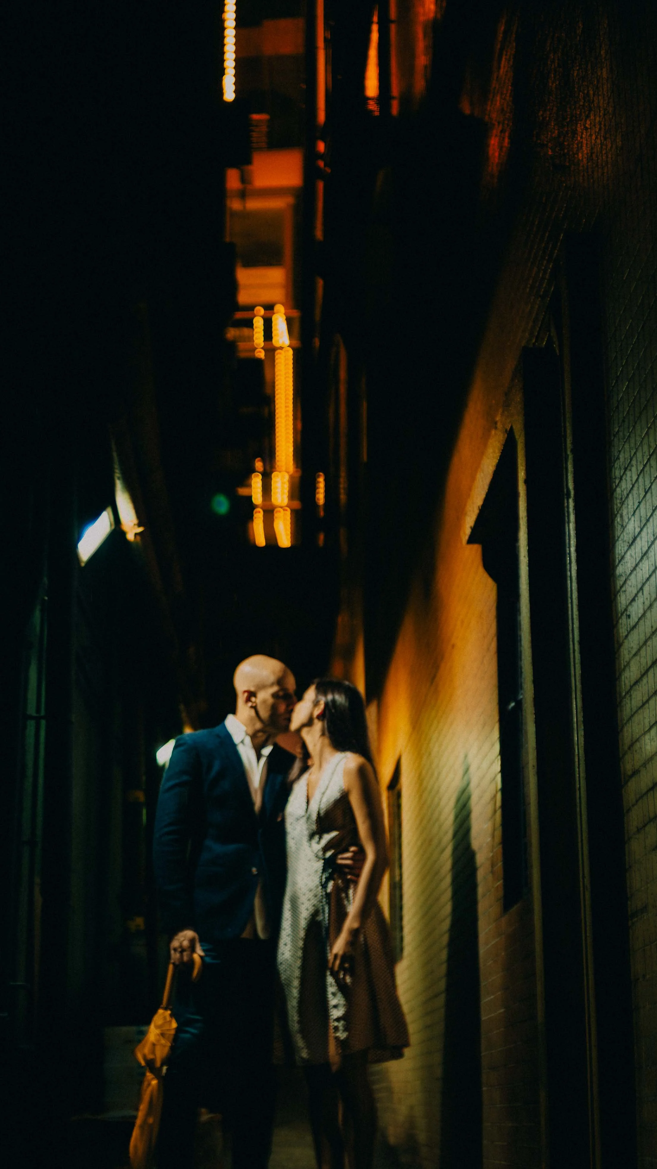 1-hongkong-engagement-central-alley-kiss-sonya7iii.jpg