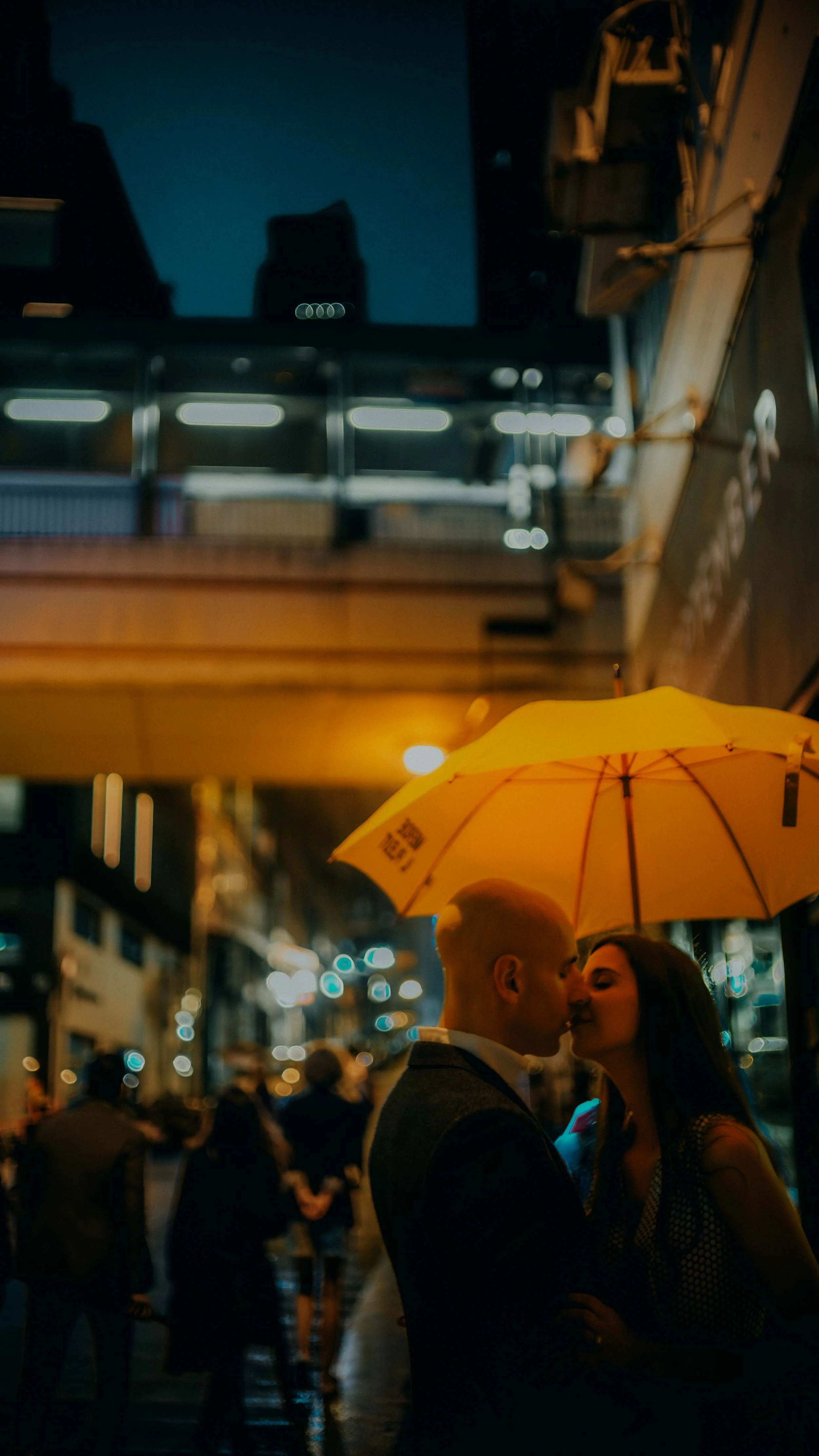 2-hongkong-engagement-central-street-yellowumbrella-kiss-sonya7iii.jpg