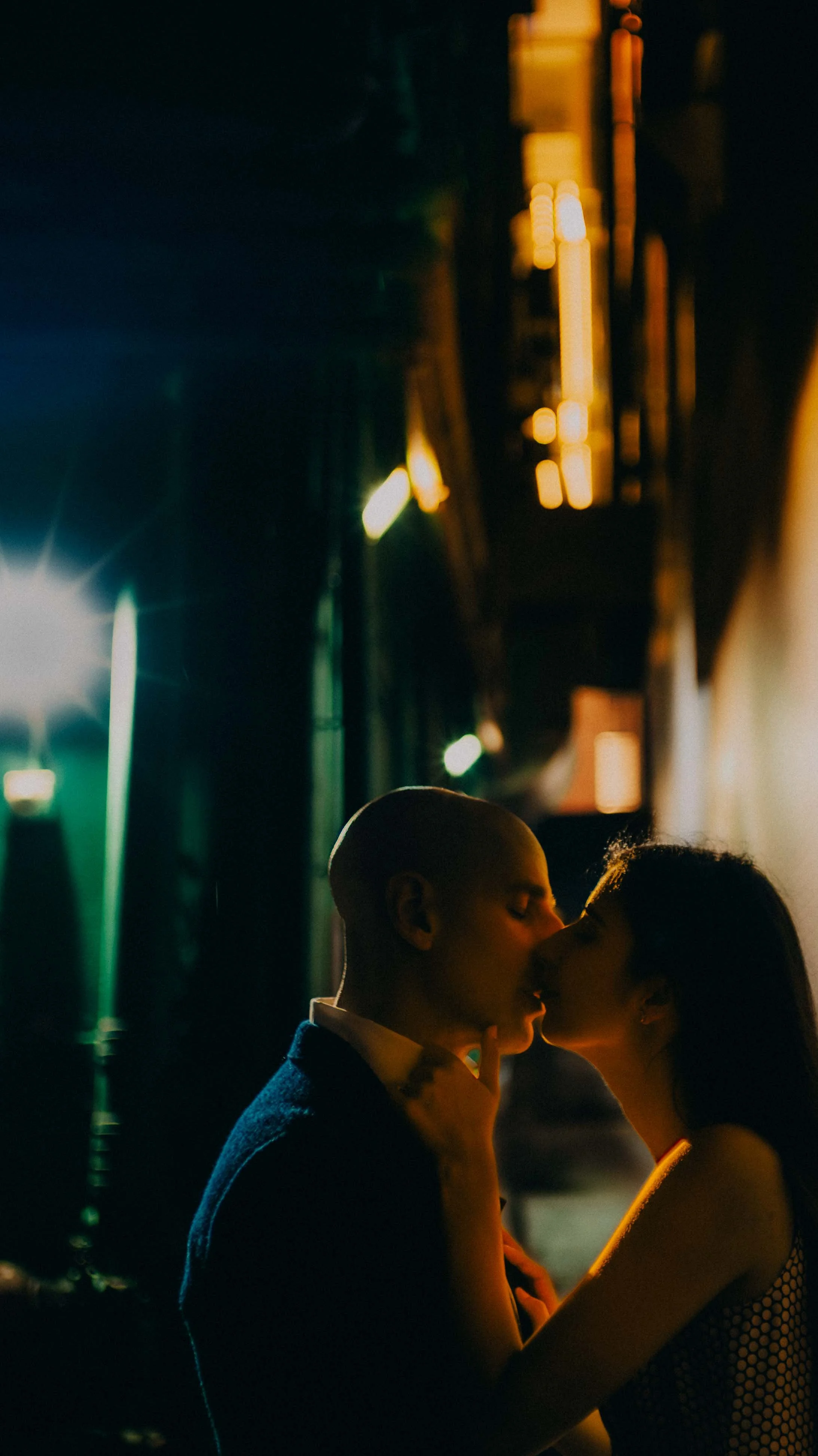 9-hongkong-engagement-central-alley-kiss-closeup-sonya7iii.jpg