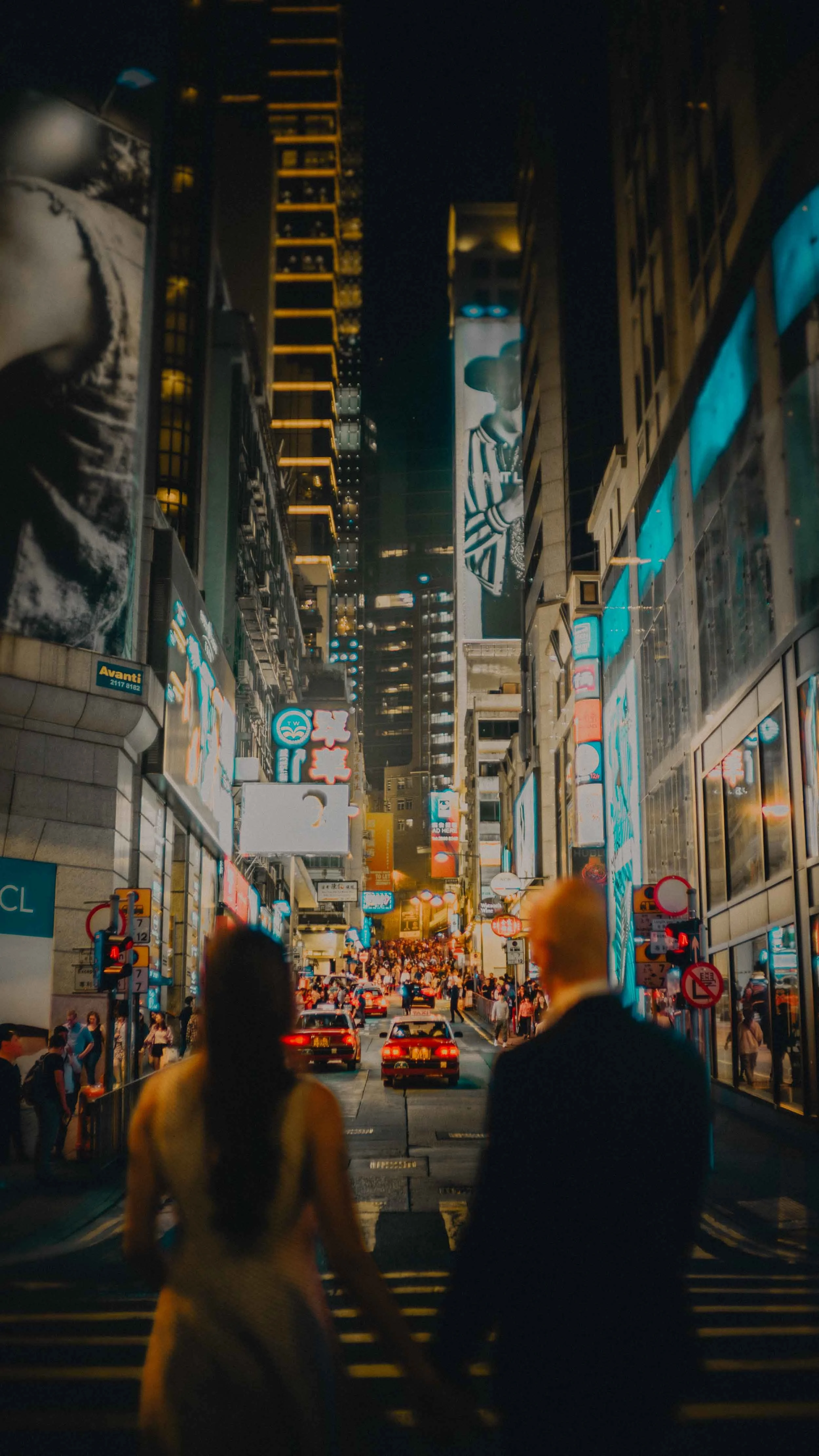 10-hongkong-engagement-central-street-softforeground-cityview-sonya7iii.jpg