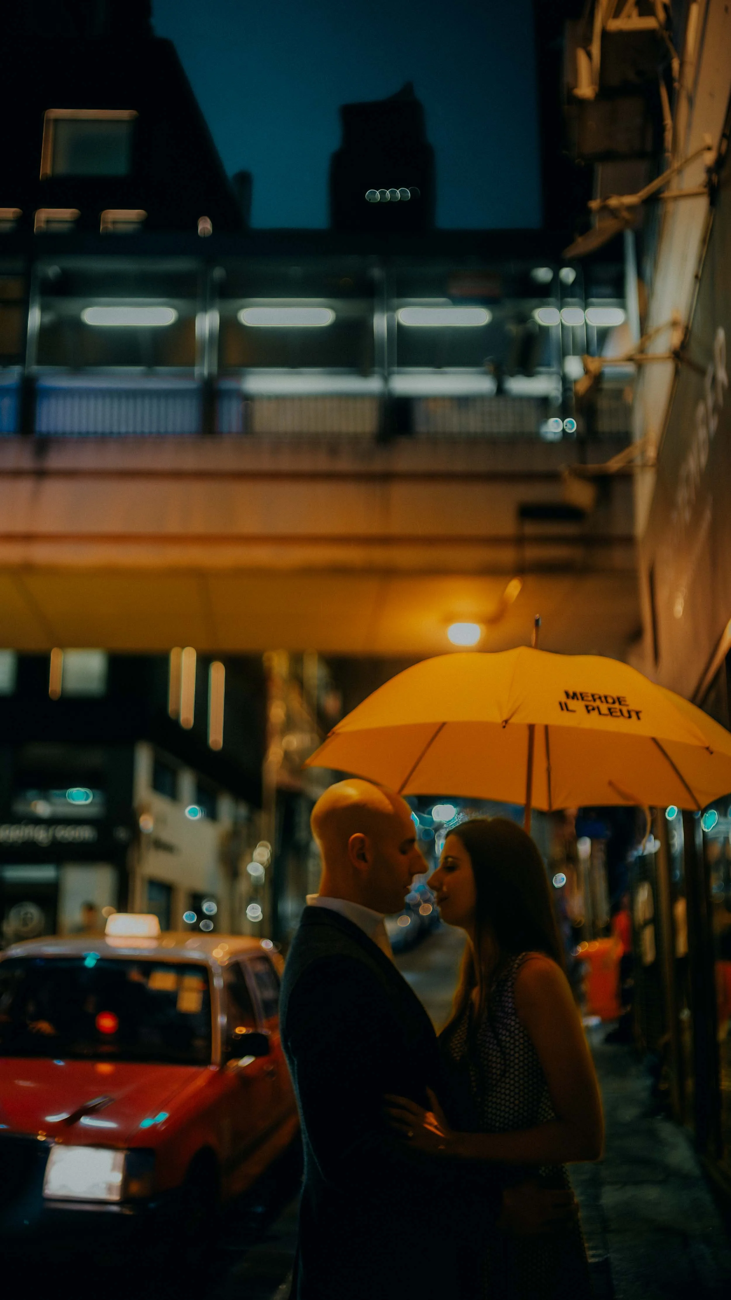 14-hongkong-engagement-central-street-yellowumbrella-redtaxi-sonya7iii.jpg