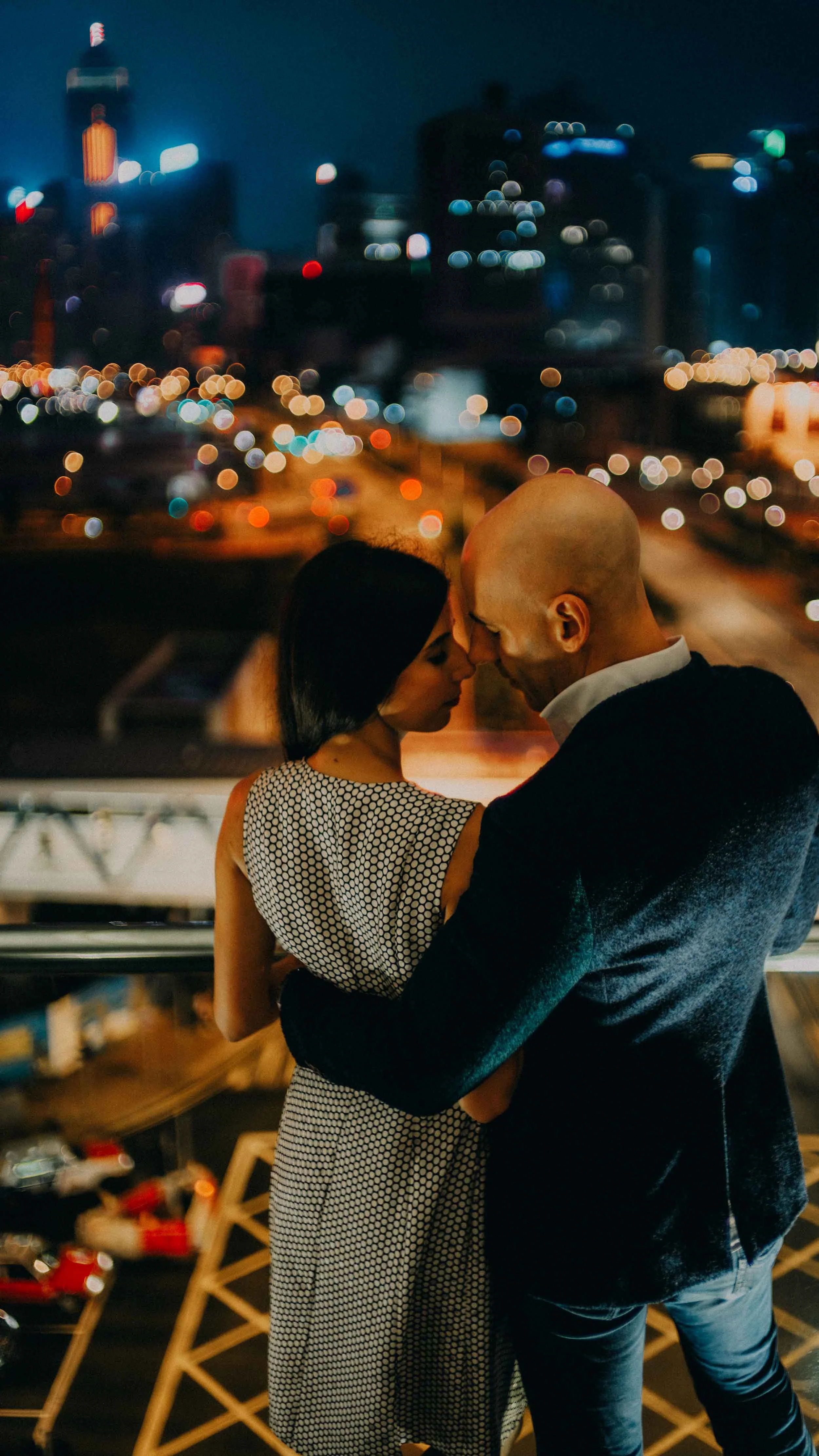 18-hongkong-engagement-central-overlook-rearview-embrace-sonya7iii.jpg