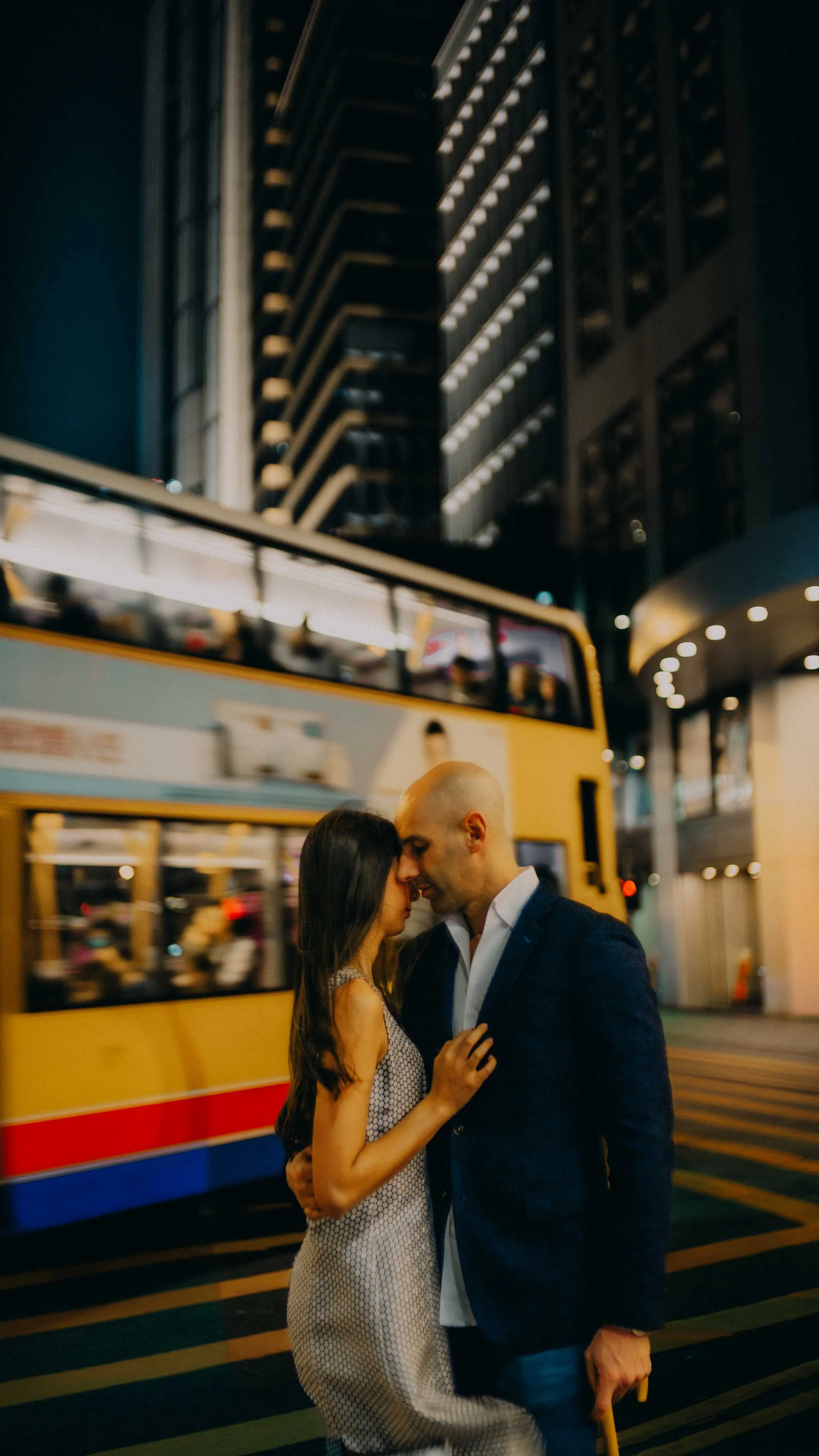 19-hongkong-engagement-central-crosswalk-embrace-doubledecker-sonya7iii.jpg