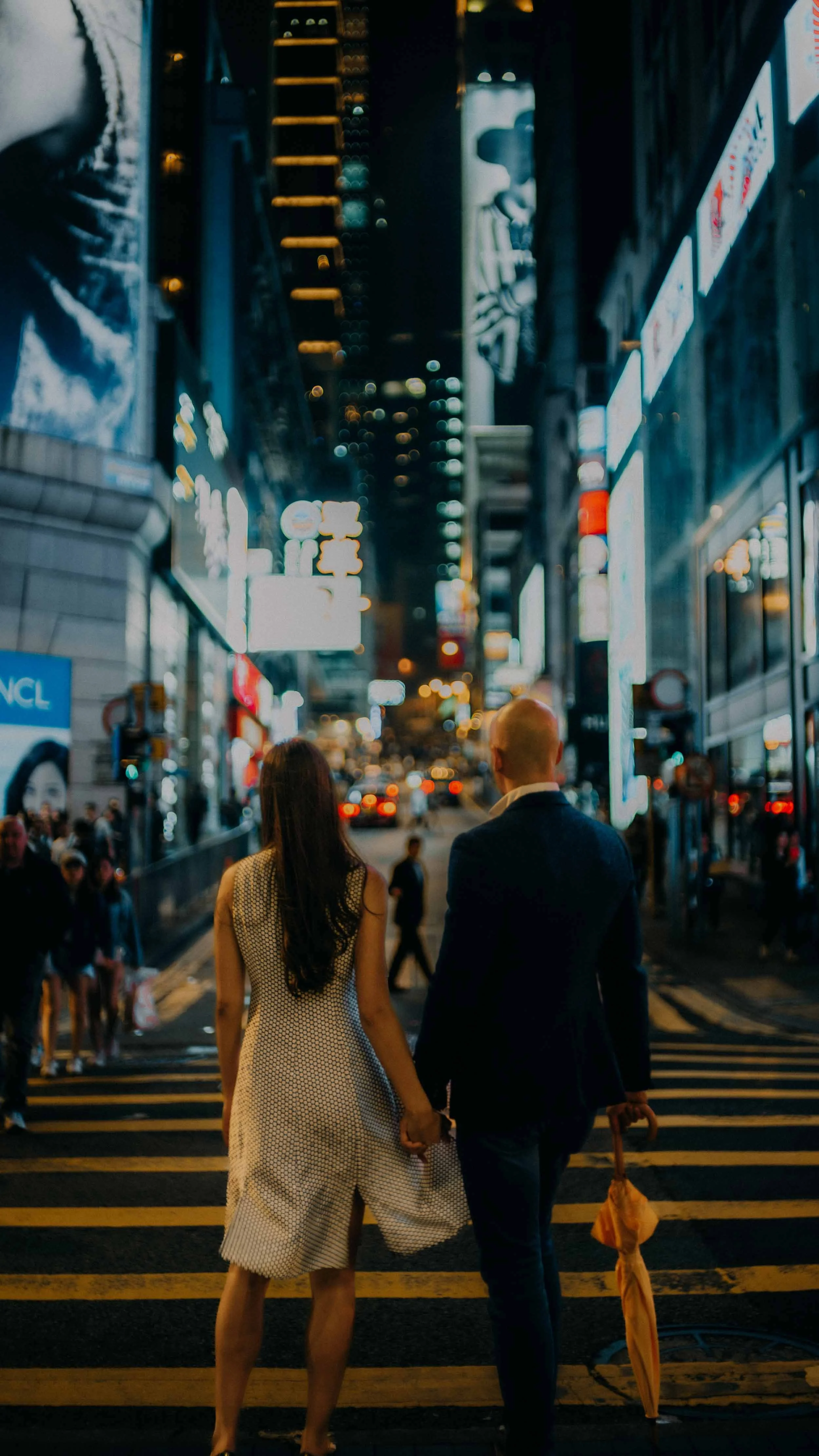 21-hongkong-engagement-central-crosswalk-rearview-holdinghands-sonya7iii.jpg
