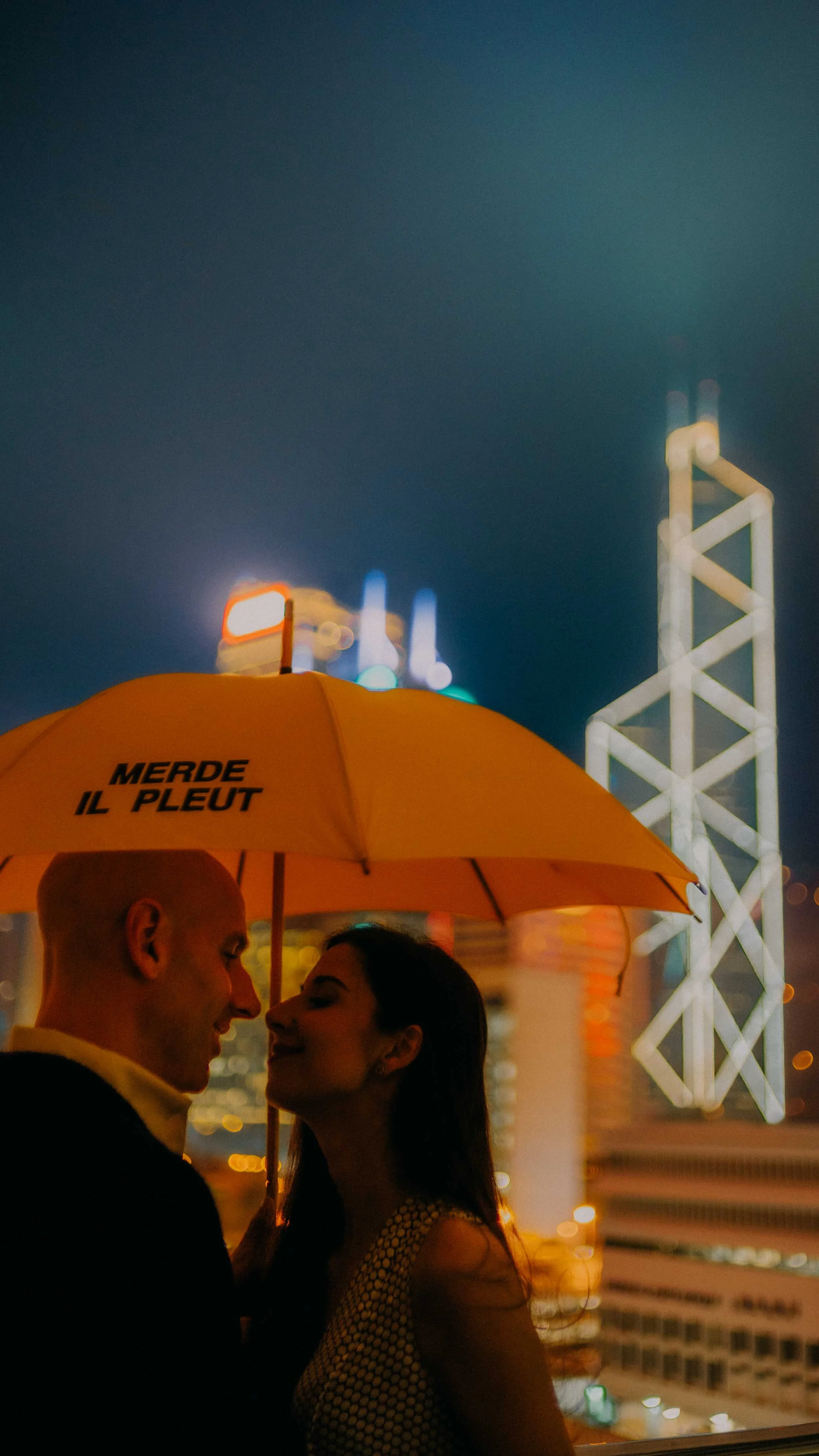 23-hongkong-engagement-central-skyline-yellowumbrella-portrait-sonya7iii.jpg