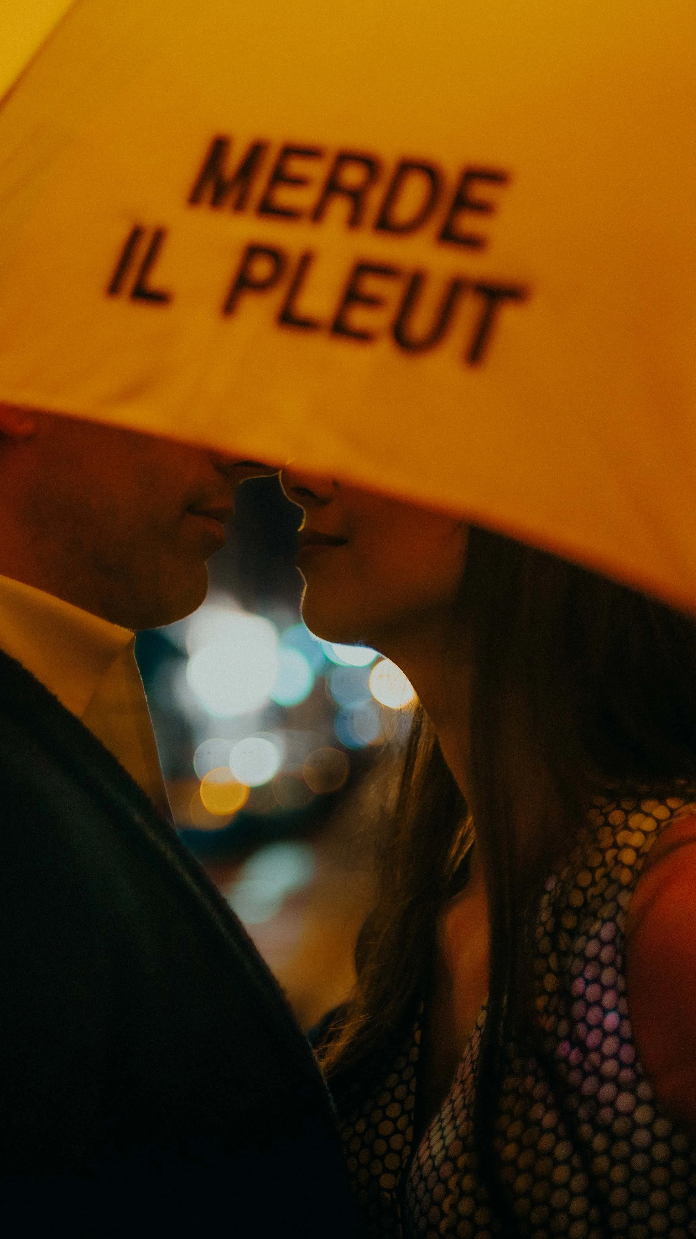 24-hongkong-engagement-central-yellowumbrella-closeup-bokeh-sonya7iii.jpg