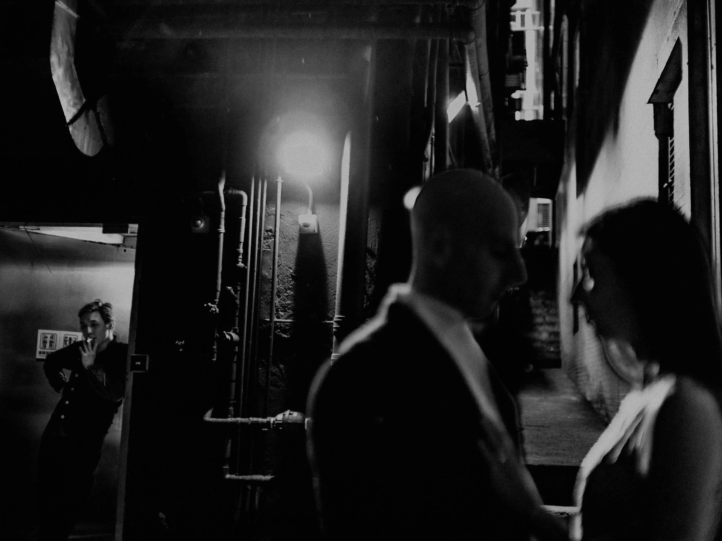 25-hongkong-engagement-central-alley-monochrome-bystander-sonya7iii.jpg
