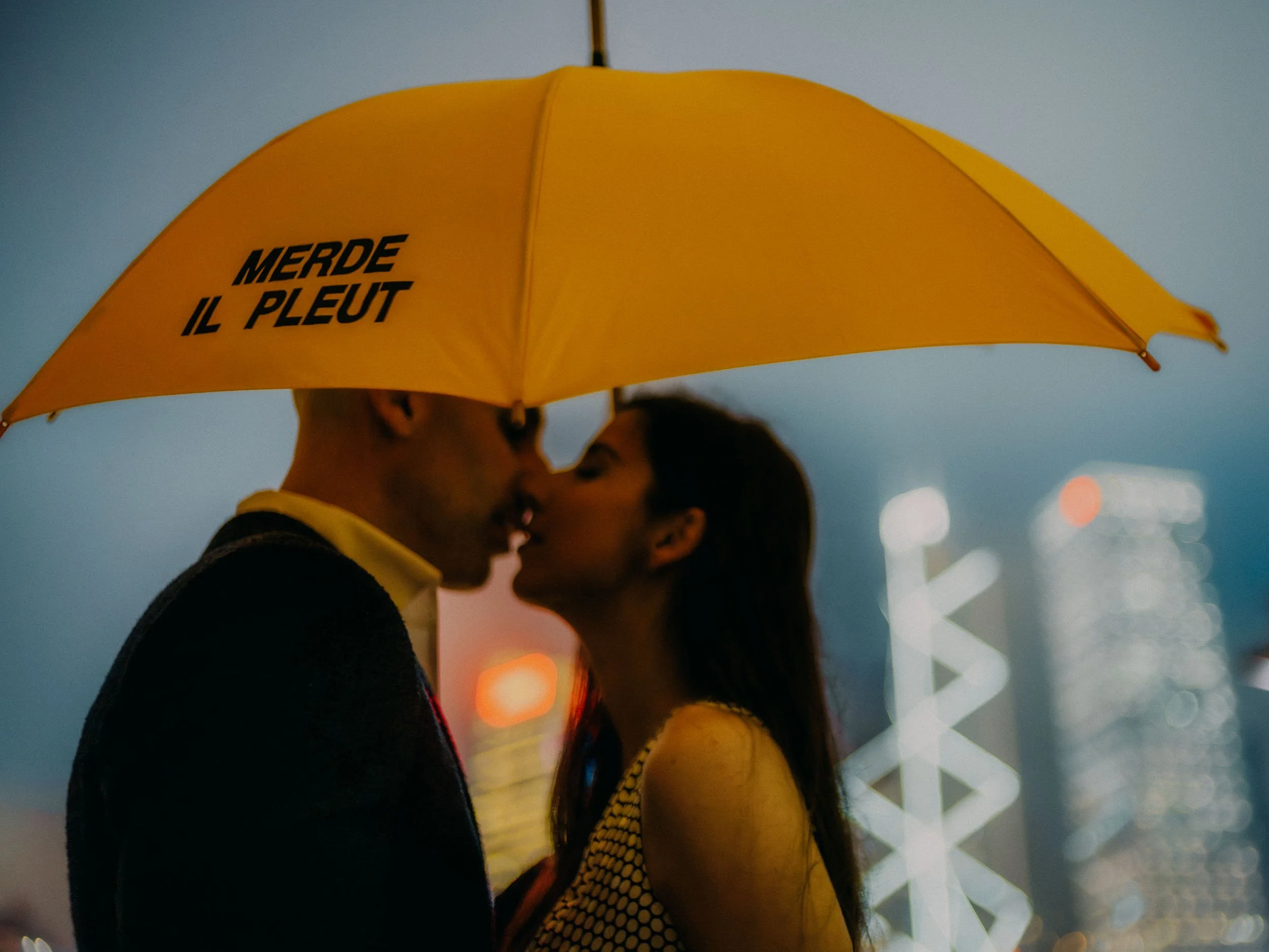 27-hongkong-engagement-central-skyline-yellowumbrella-kiss-sonya7iii.jpg