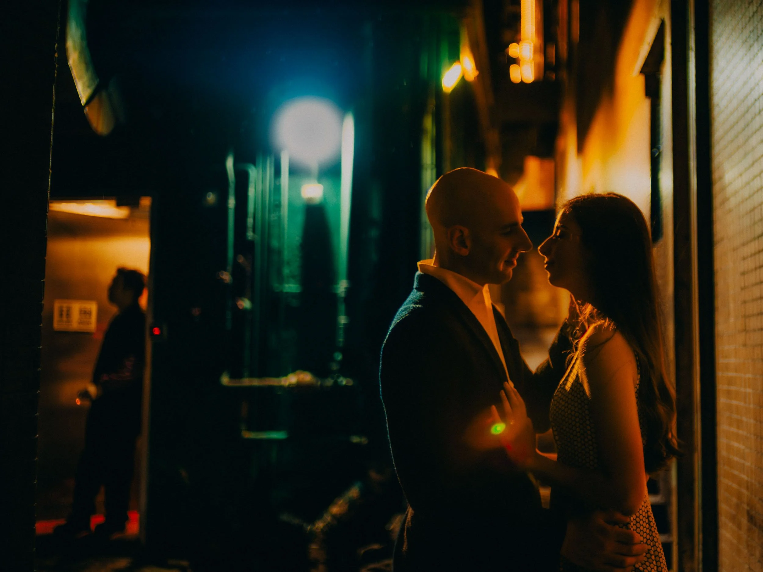29-hongkong-engagement-central-alley-embrace-bystander-sonya7iii.jpg