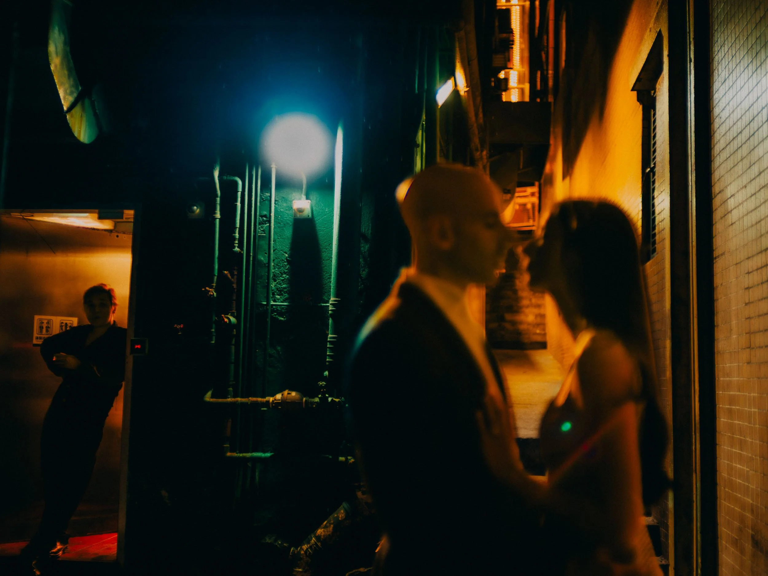 34-hongkong-engagement-central-alley-softforeground-bystander-sonya7iii.jpg
