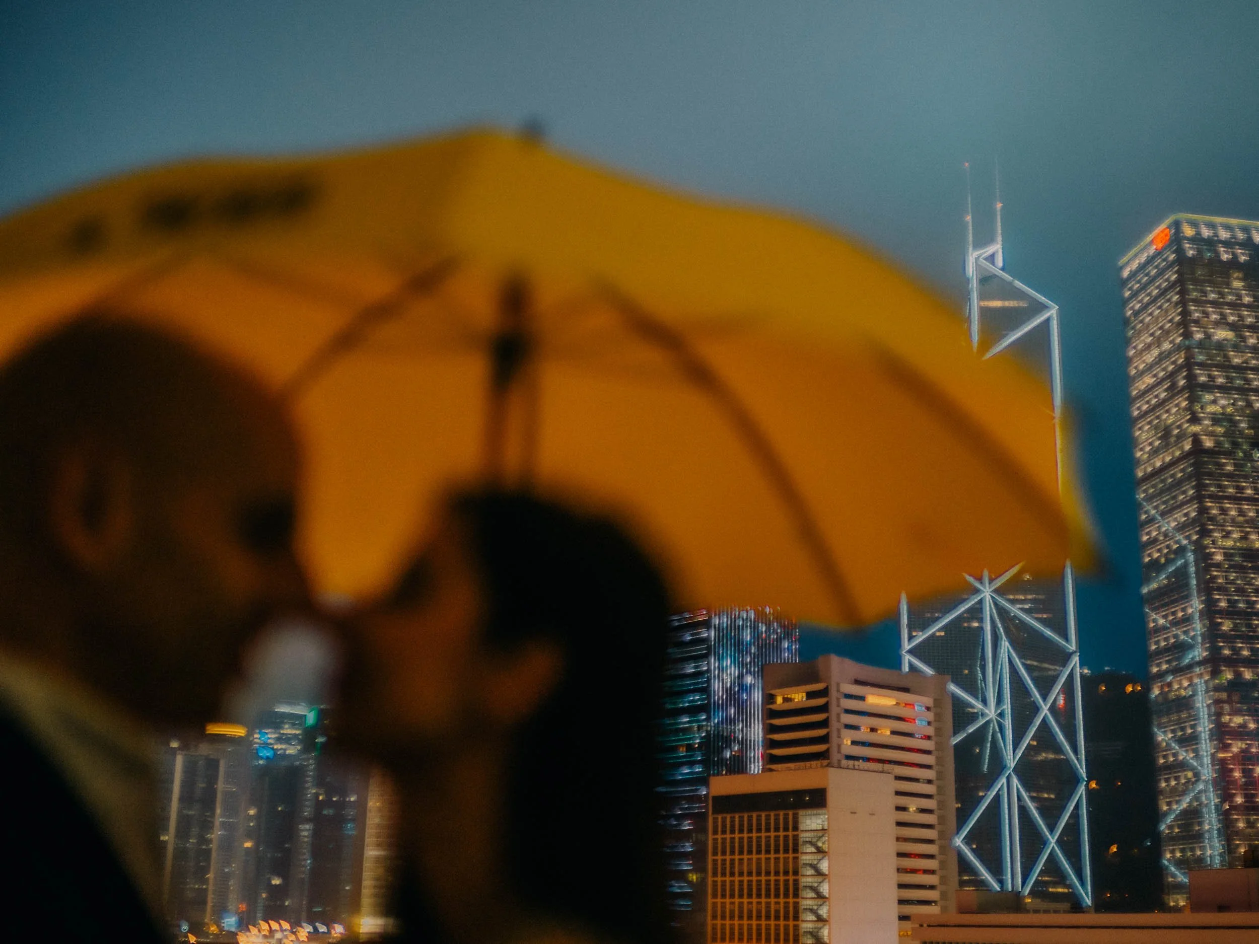 36-hongkong-engagement-central-skyline-softforeground-yellowumbrella-sonya7iii.jpg