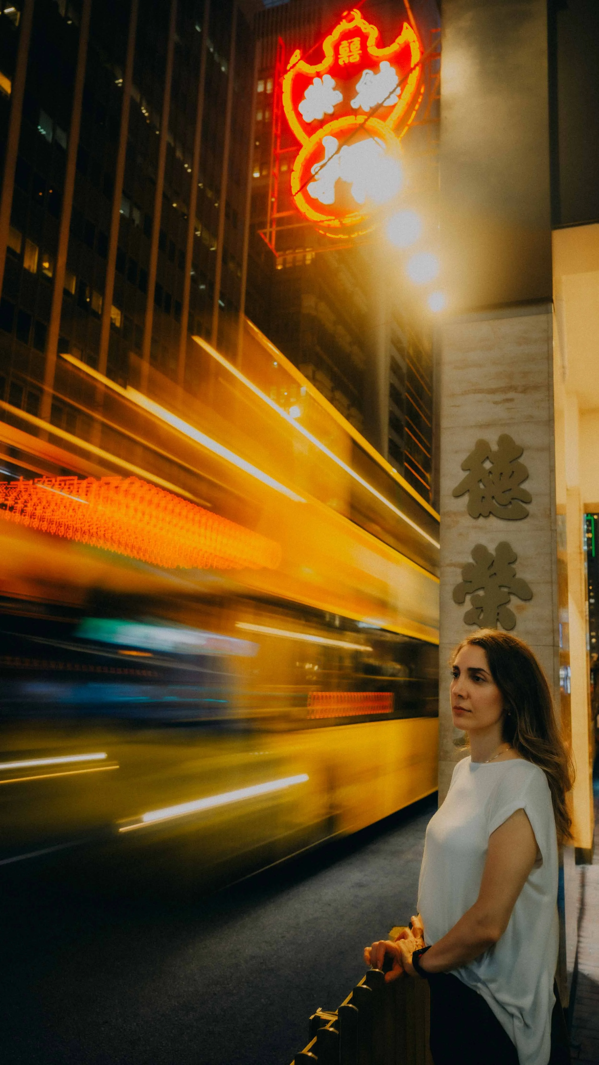 1-hongkong-portrait-central-street-neonsign-busblur-leicaq3.jpg
