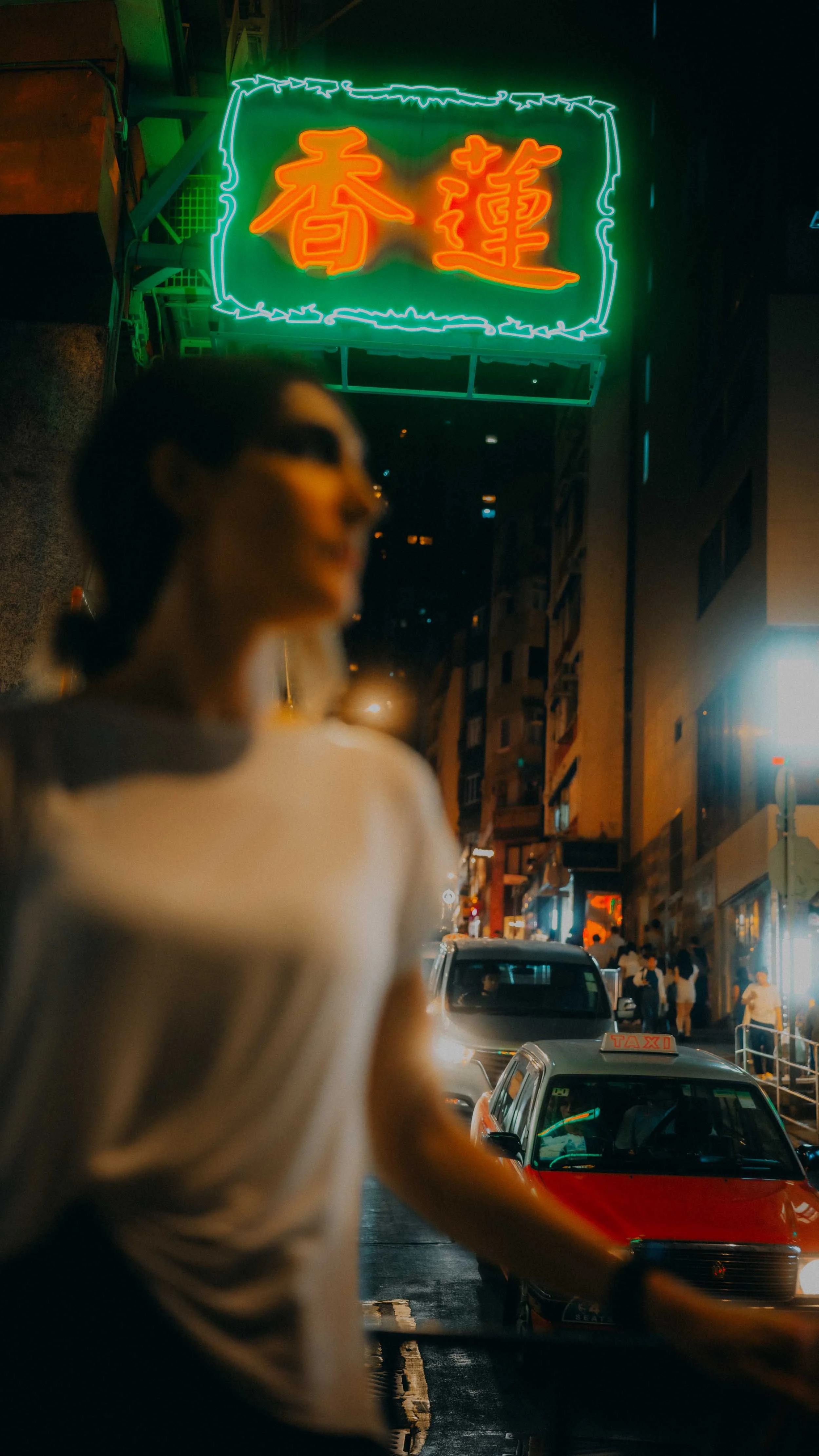 2-hongkong-portrait-linheungteahouse-neonsign-softforeground-redtaxi-hasselbladx2d.jpg