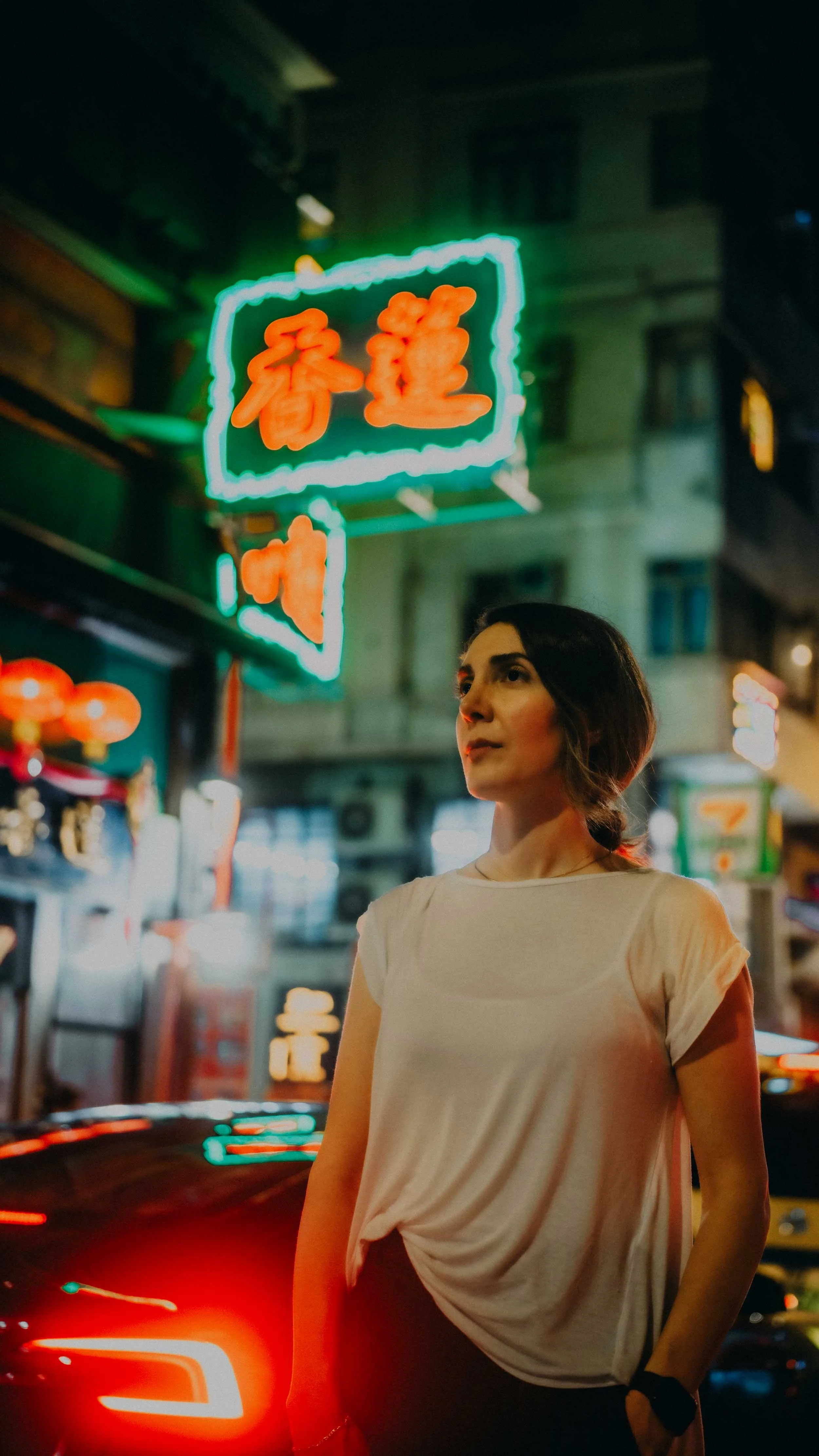 4-hongkong-portrait-linheungteahouse-night-neonsign-redtaillights-hasselbladx2d.jpg