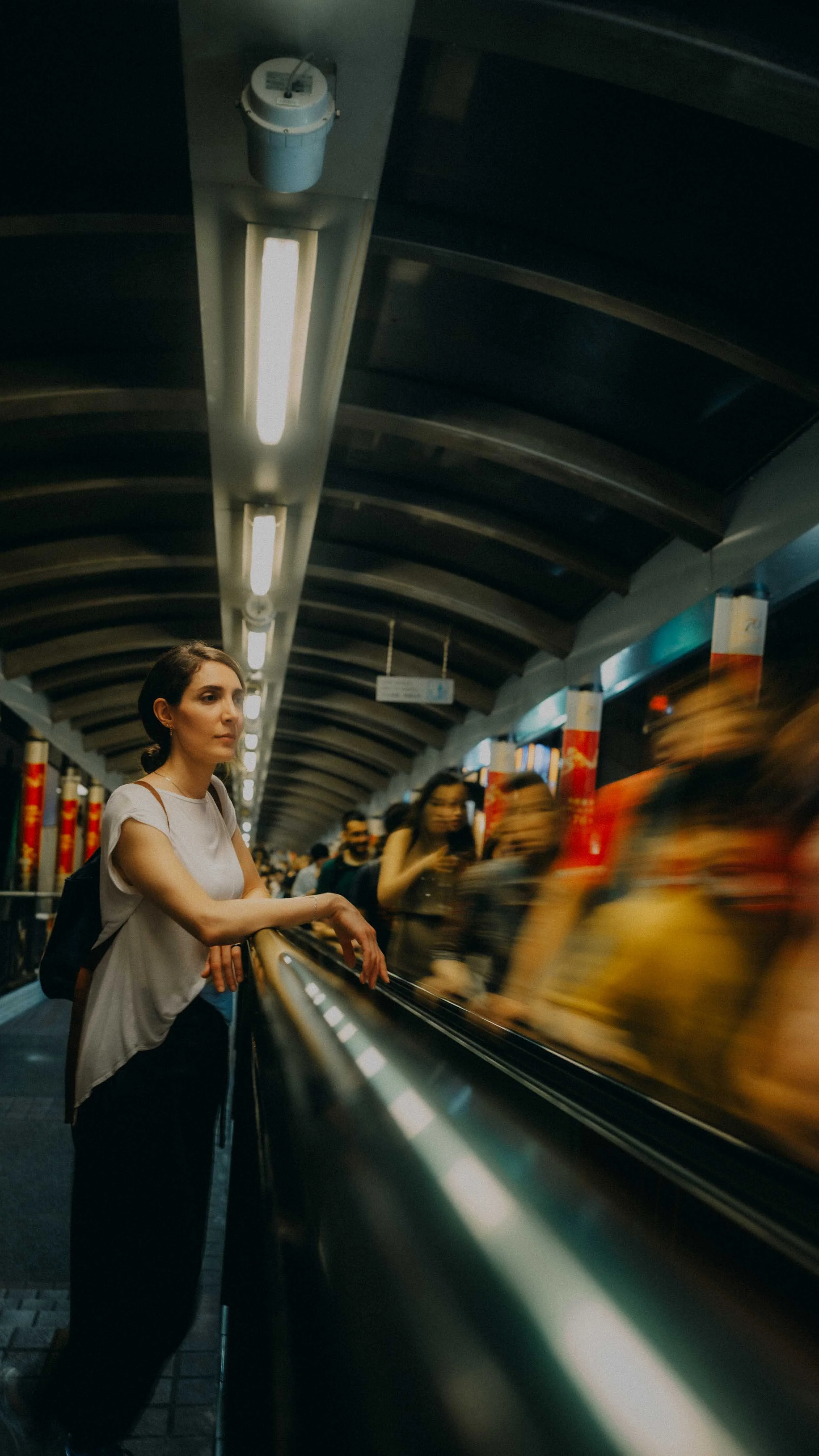 5-hongkong-portrait-midlevels-escalator-railing-crowdblur-leicaq3.jpg
