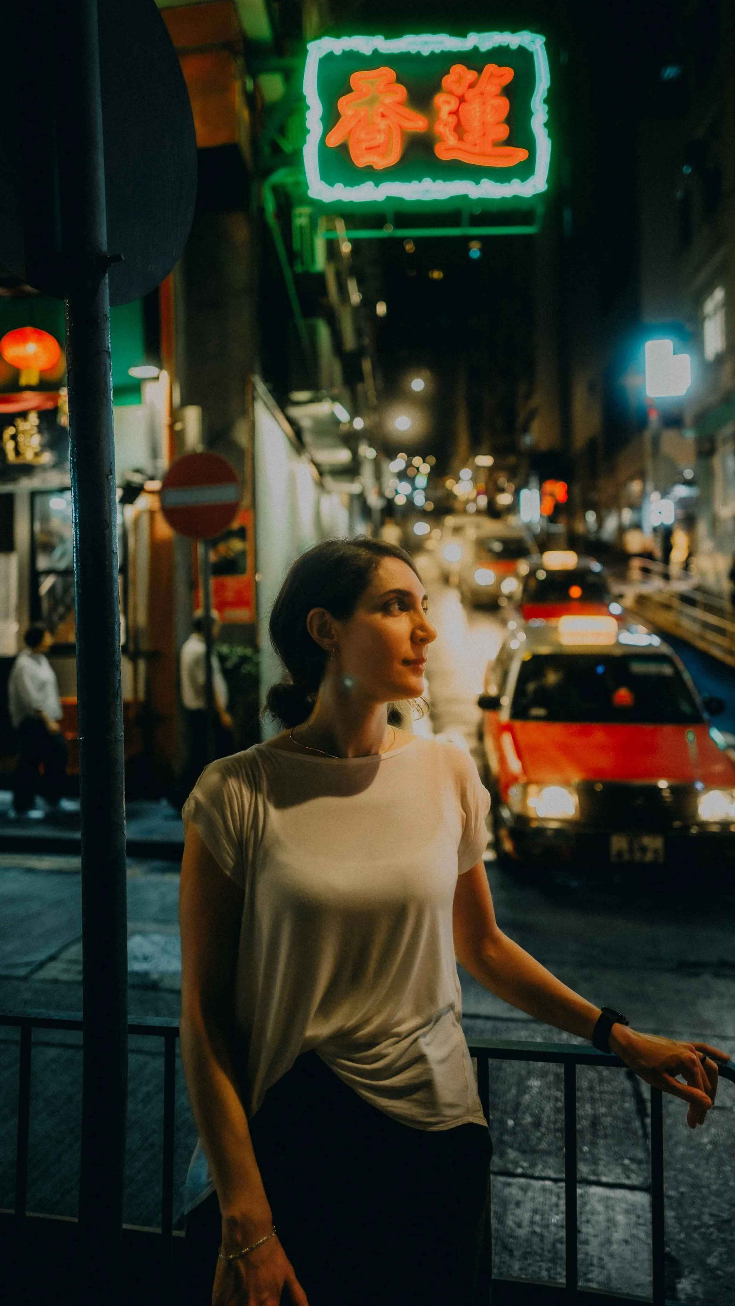 6-hongkong-portrait-linheungteahouse-night-neonsign-redtaxi-leicaq3.jpg