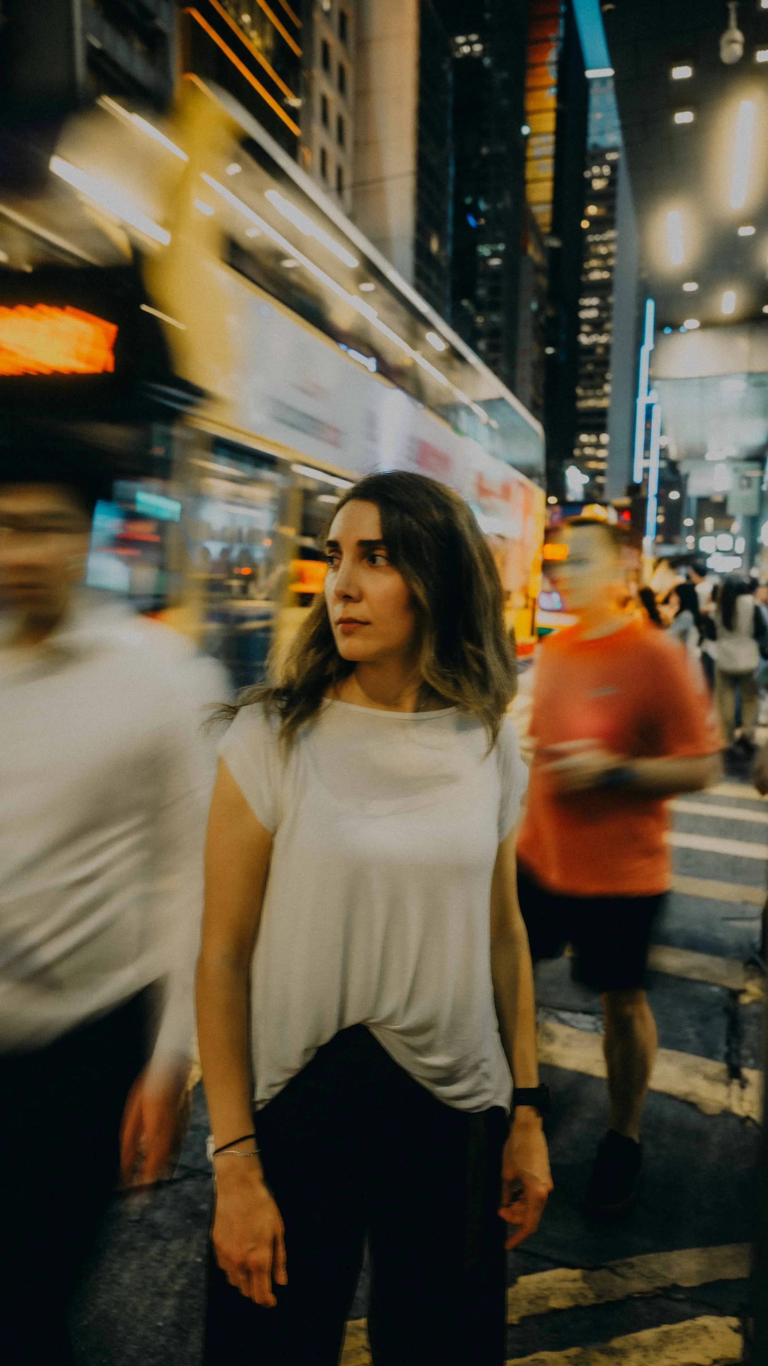 7-hongkong-portrait-central-crosswalk-pedestrians-motionblur-leicaq3.jpg