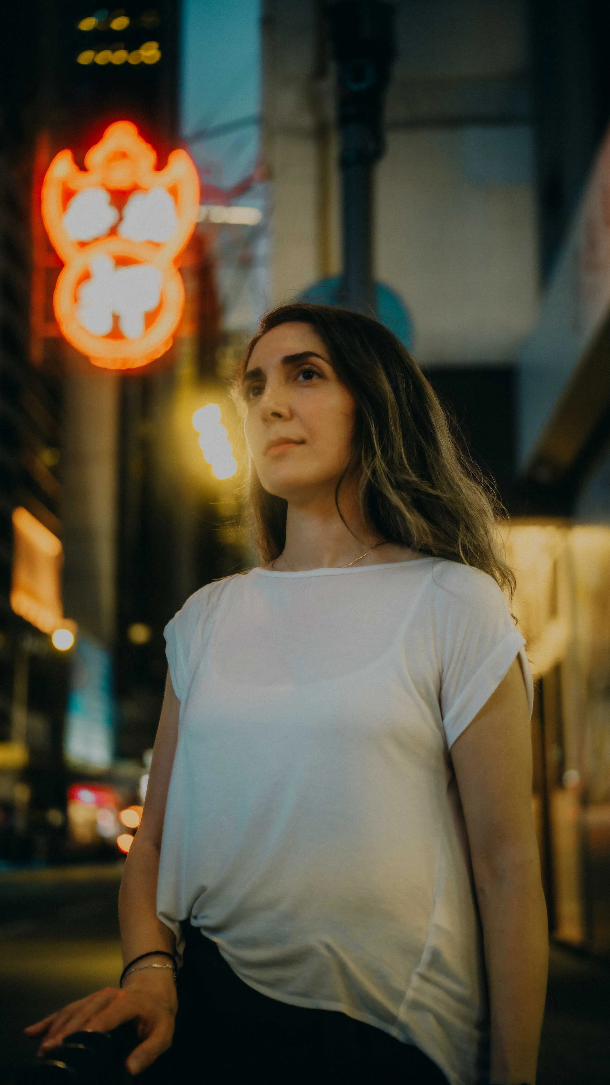 8-hongkong-portrait-central-neonsign-upwardgaze-hasselbladx2d.jpg