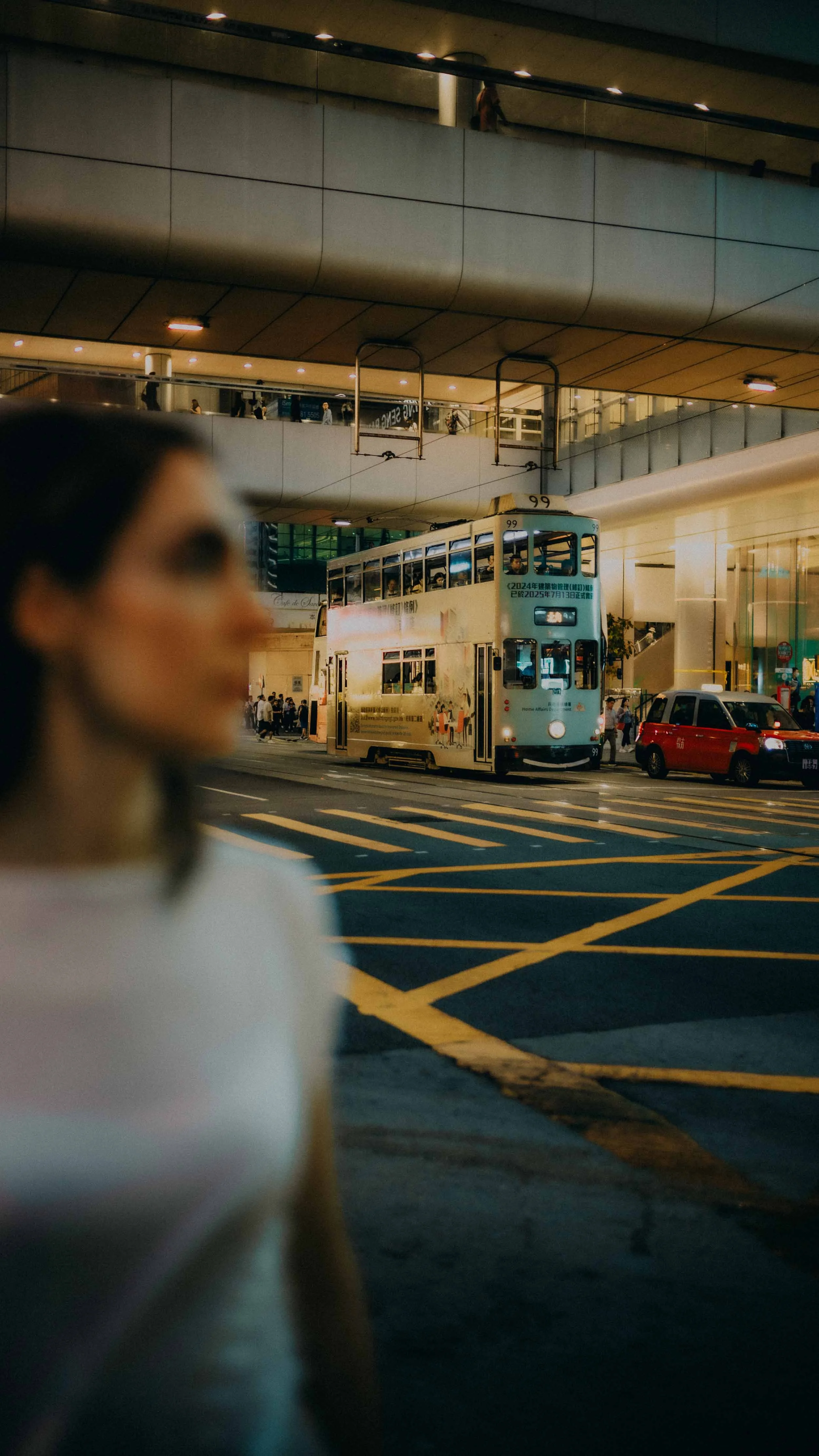 10-hongkong-portrait-central-crosswalk-softforeground-tram-leicam11.jpg