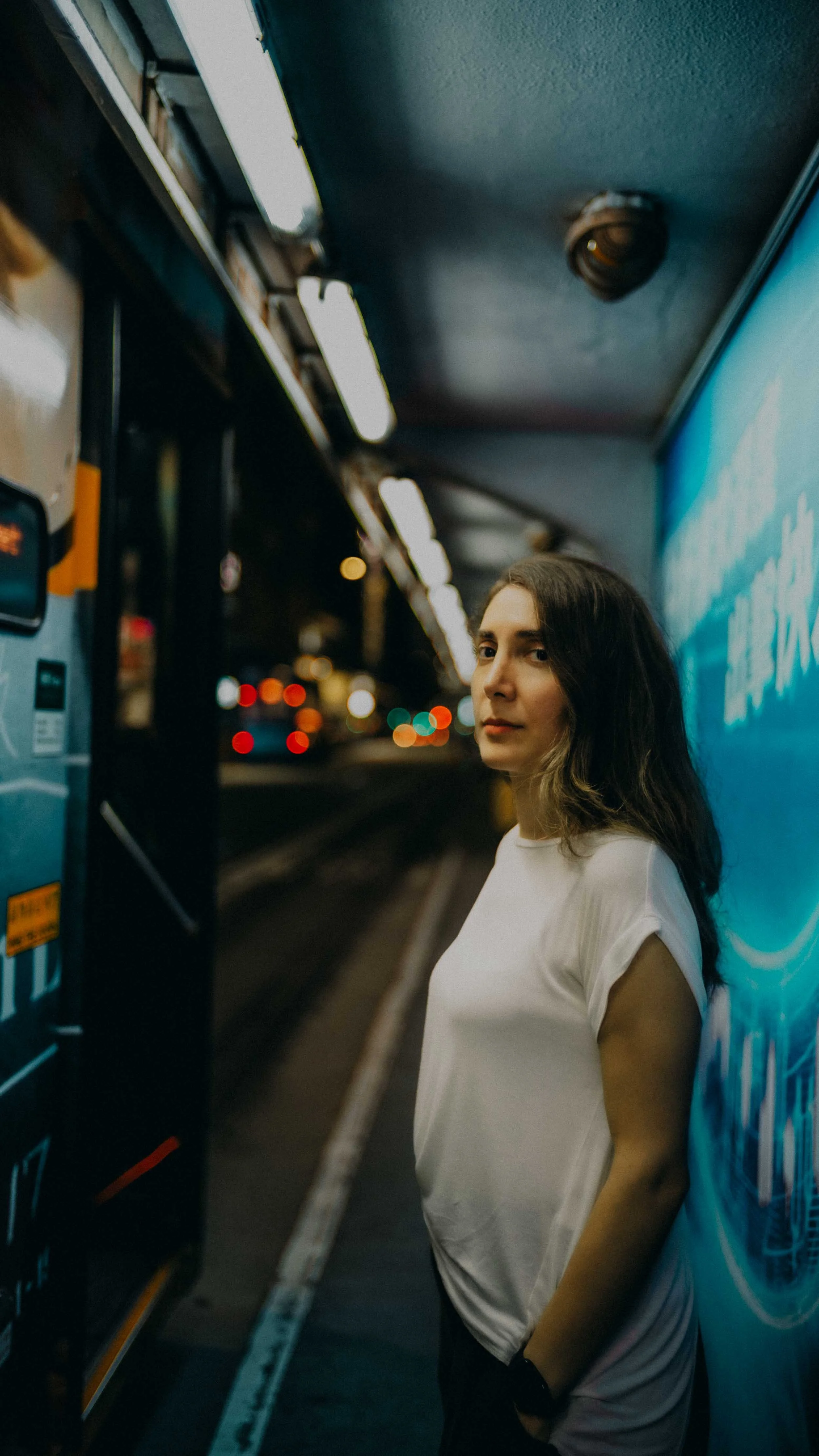 11-hongkong-portrait-central-tramstop-blue-advertisement-leicam11.jpg