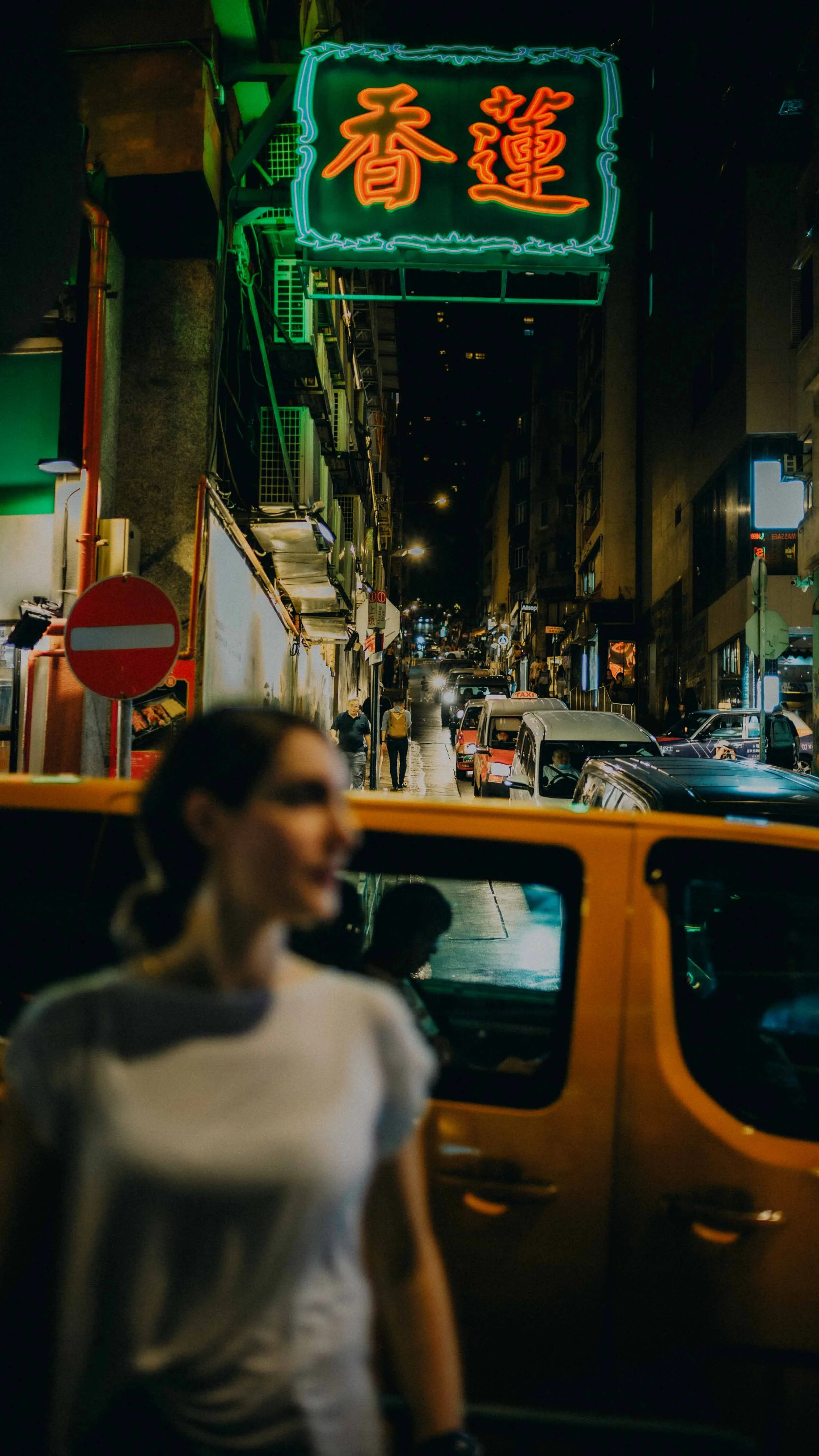 12-hongkong-portrait-linheungteahouse-neonsign-softforeground-yellowvan-leicam11.jpg