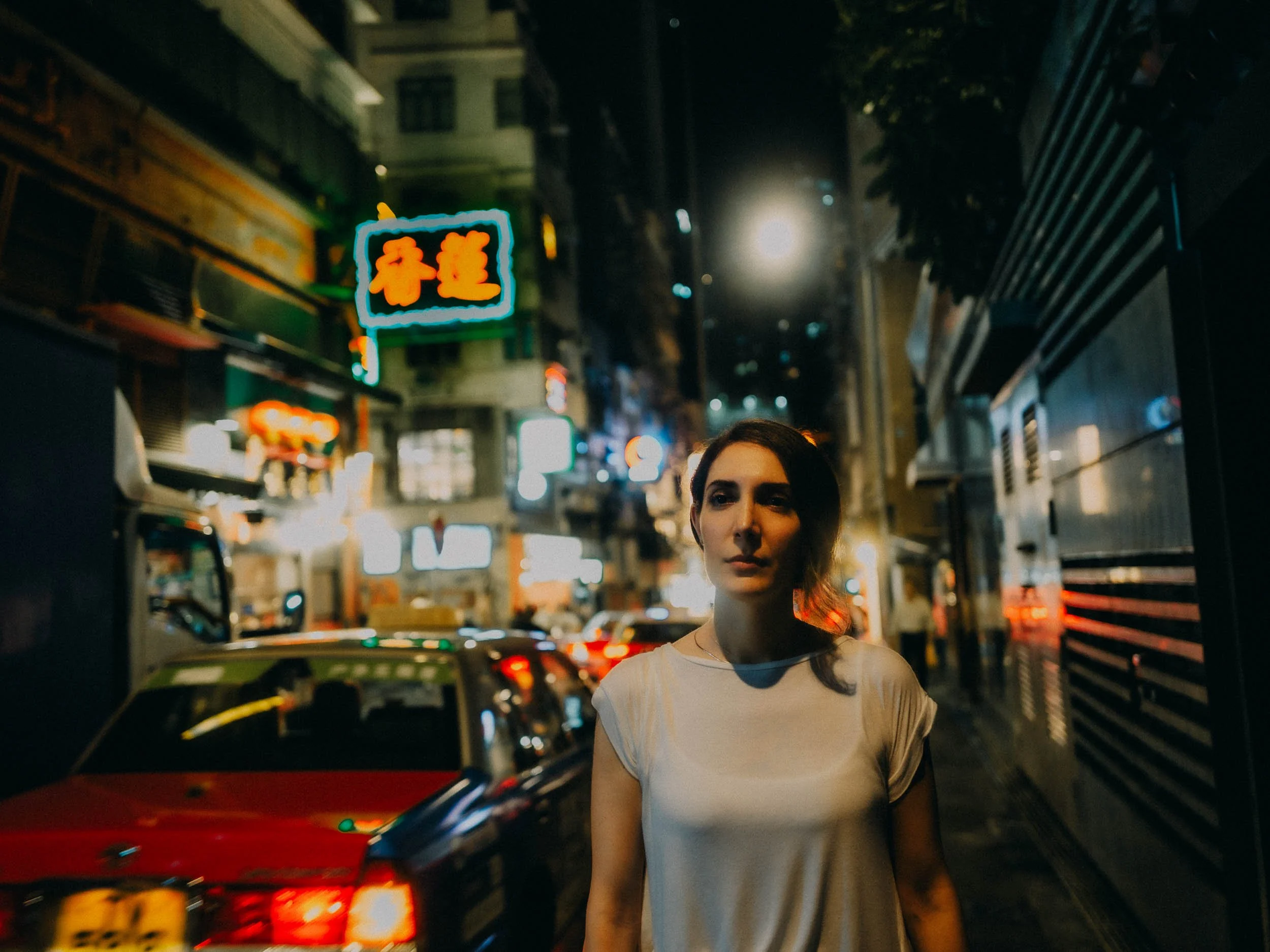 13-hongkong-portrait-linheungteahouse-night-street-neon-leadinglines-leicaq3.jpg