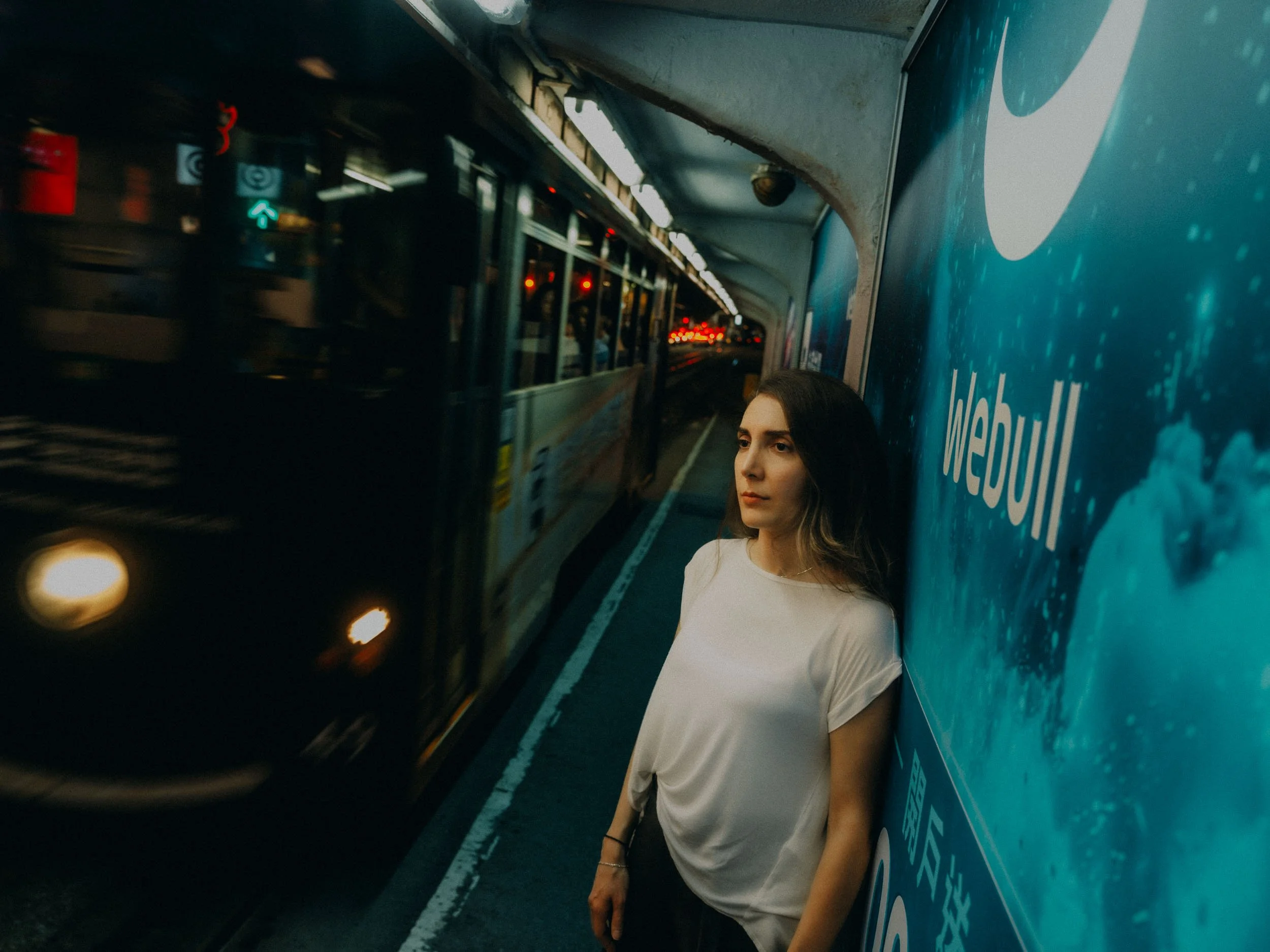 14-hongkong-portrait-central-tramstop-passingtram-motionblur-leicaq3.jpg