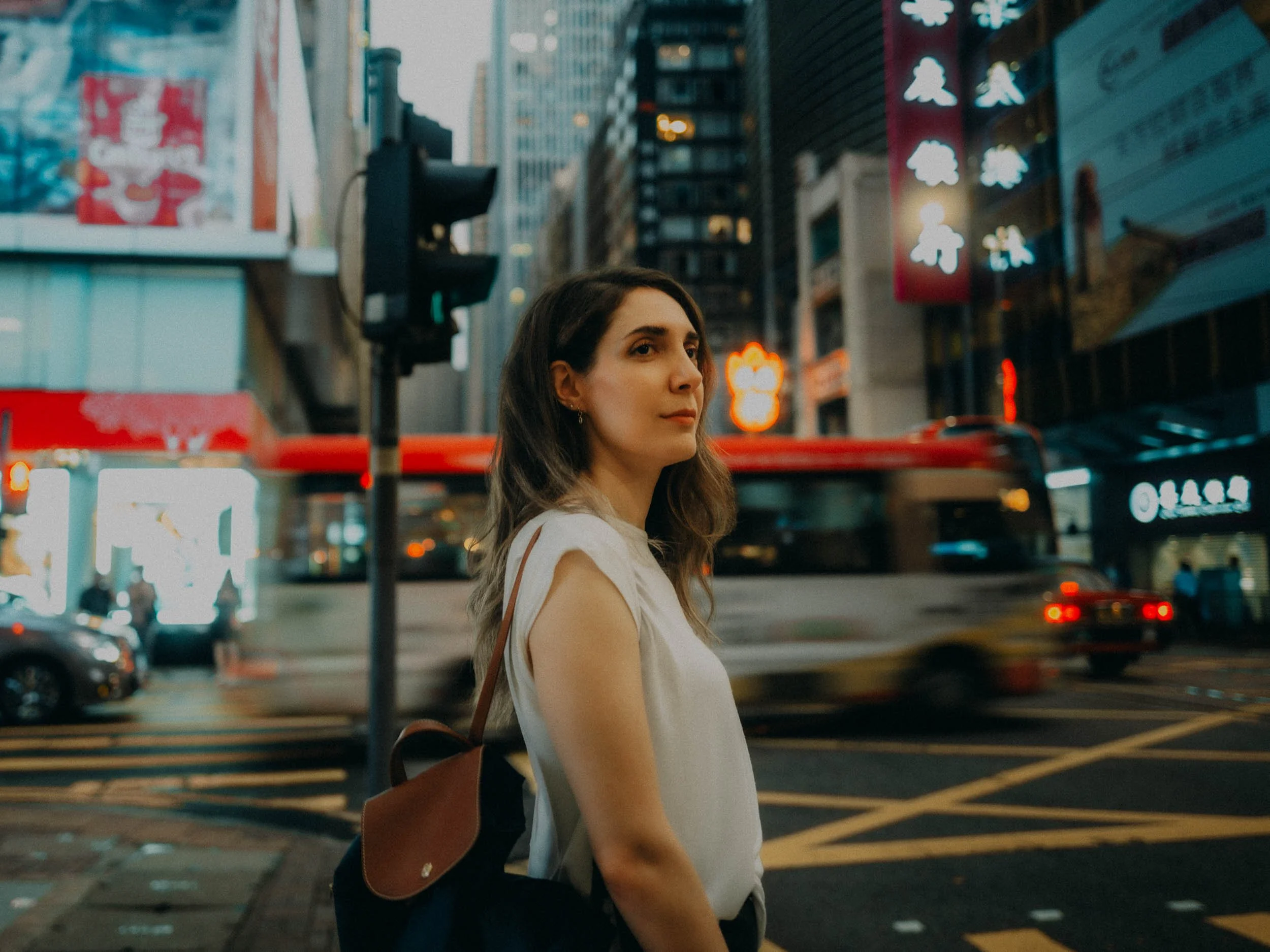 15-hongkong-portrait-central-crosswalk-shoulderbag-minibusblur-leicaq3.jpg