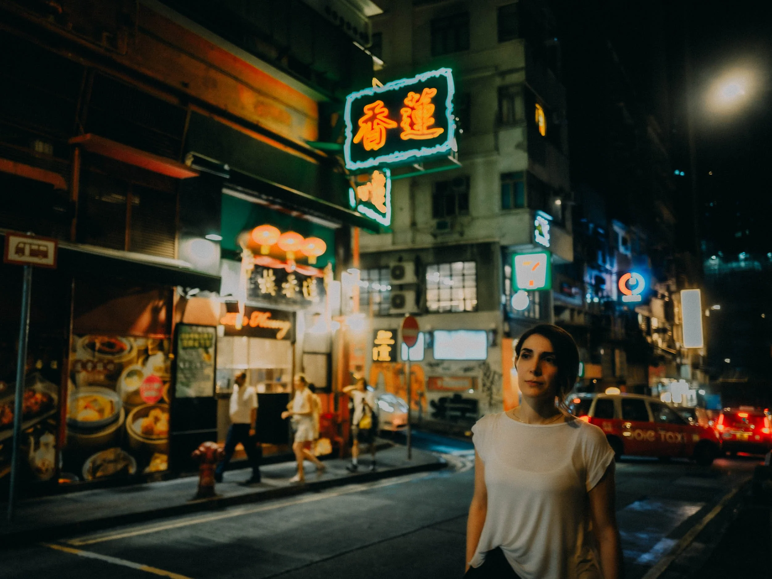 17-hongkong-portrait-linheungteahouse-night-street-neon-storefronts-leicaq3.jpg